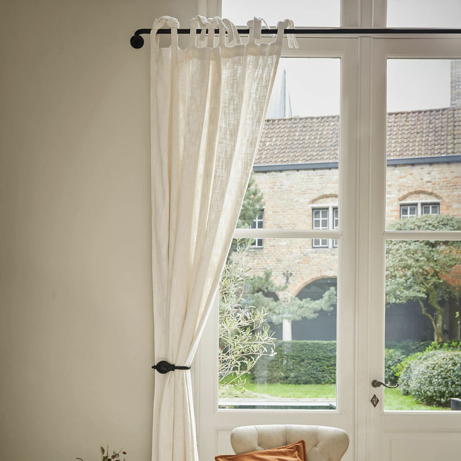 Eck-Gardinenstange mit Halter Belarune Beiger Leinenvorhang mit gebundenen Schlaufen an schwarzem Gardinenstab, Fensterdekoration