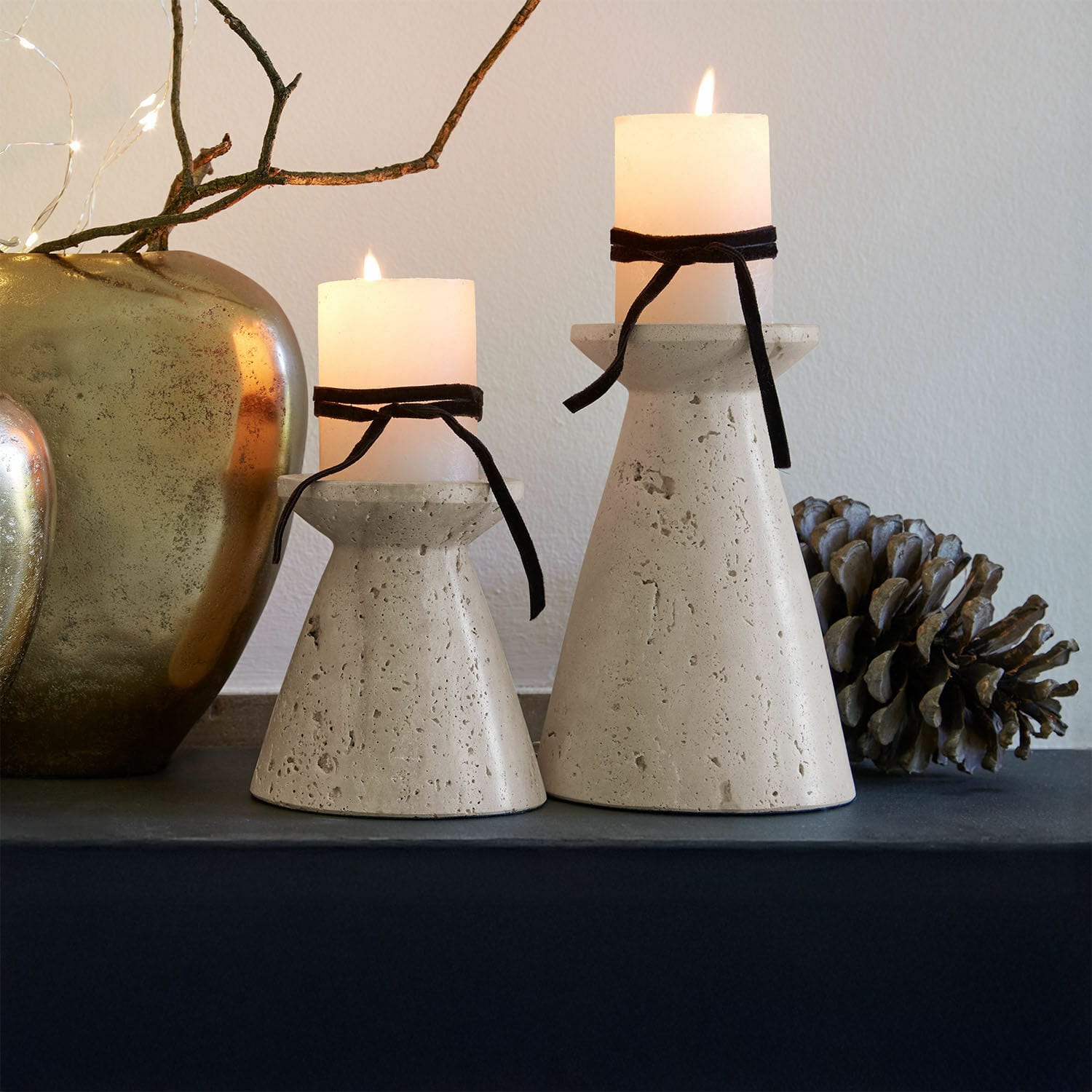Kerzenständer 2er Set Bazrahim Zwei beige Beton-Kerzenhalter mit weissen Kerzen und schwarzen Bändern auf dekorativem Tisch