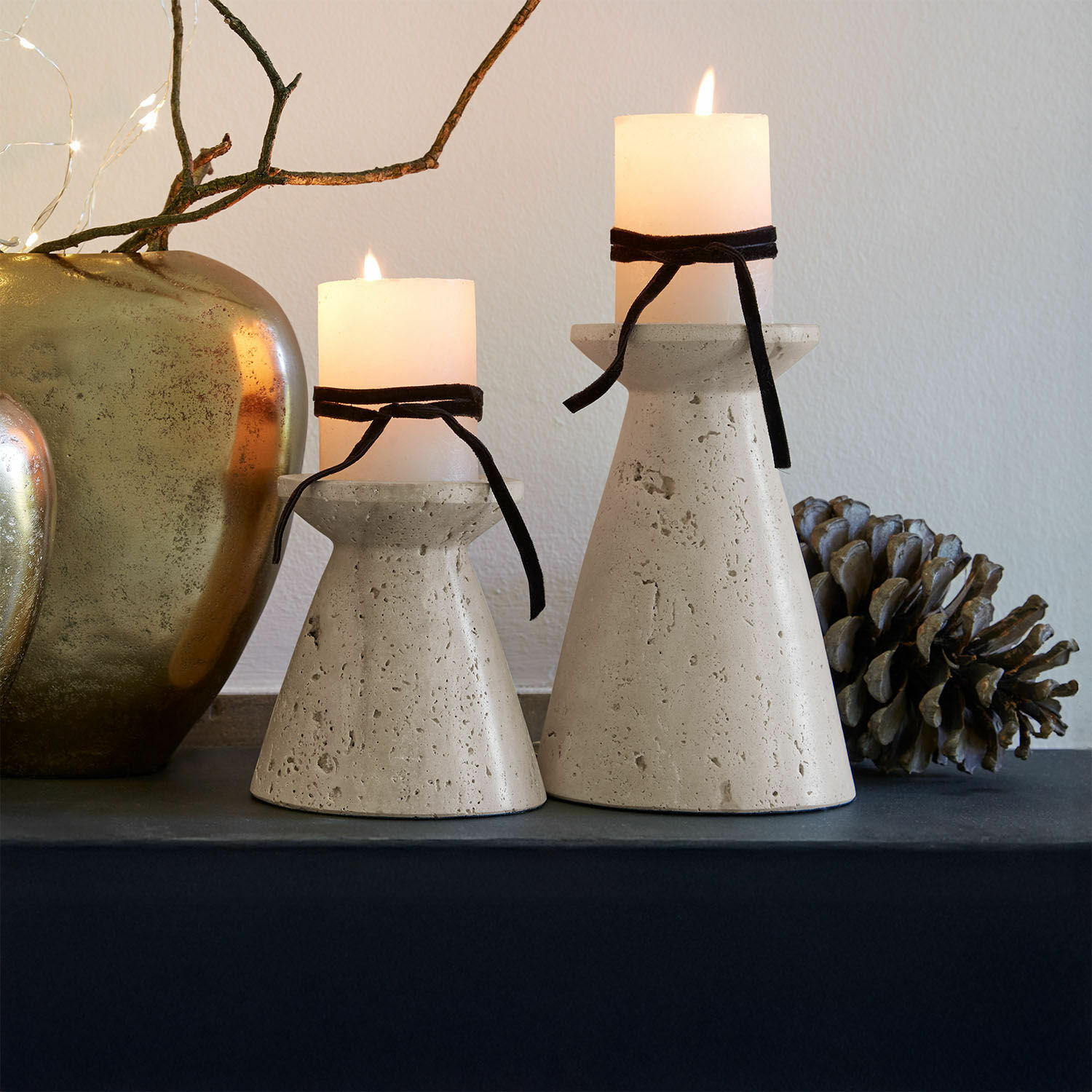 Kerzenständer 2er Set Bazrahim Zwei beige Beton-Kerzenhalter mit weissen Kerzen und schwarzen Bändern auf dekorativem Tisch