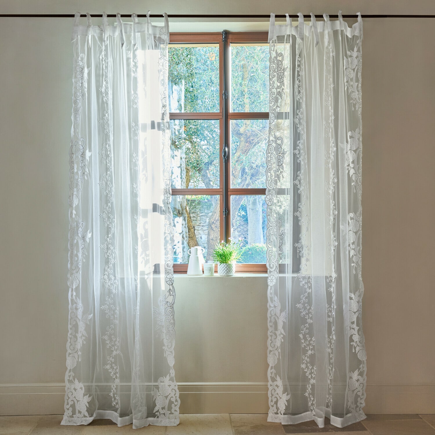 Gardine Élourette Transparenter weisser Vorhang mit besticktem Blumenmuster am Fenster, elegante Raumdekoration