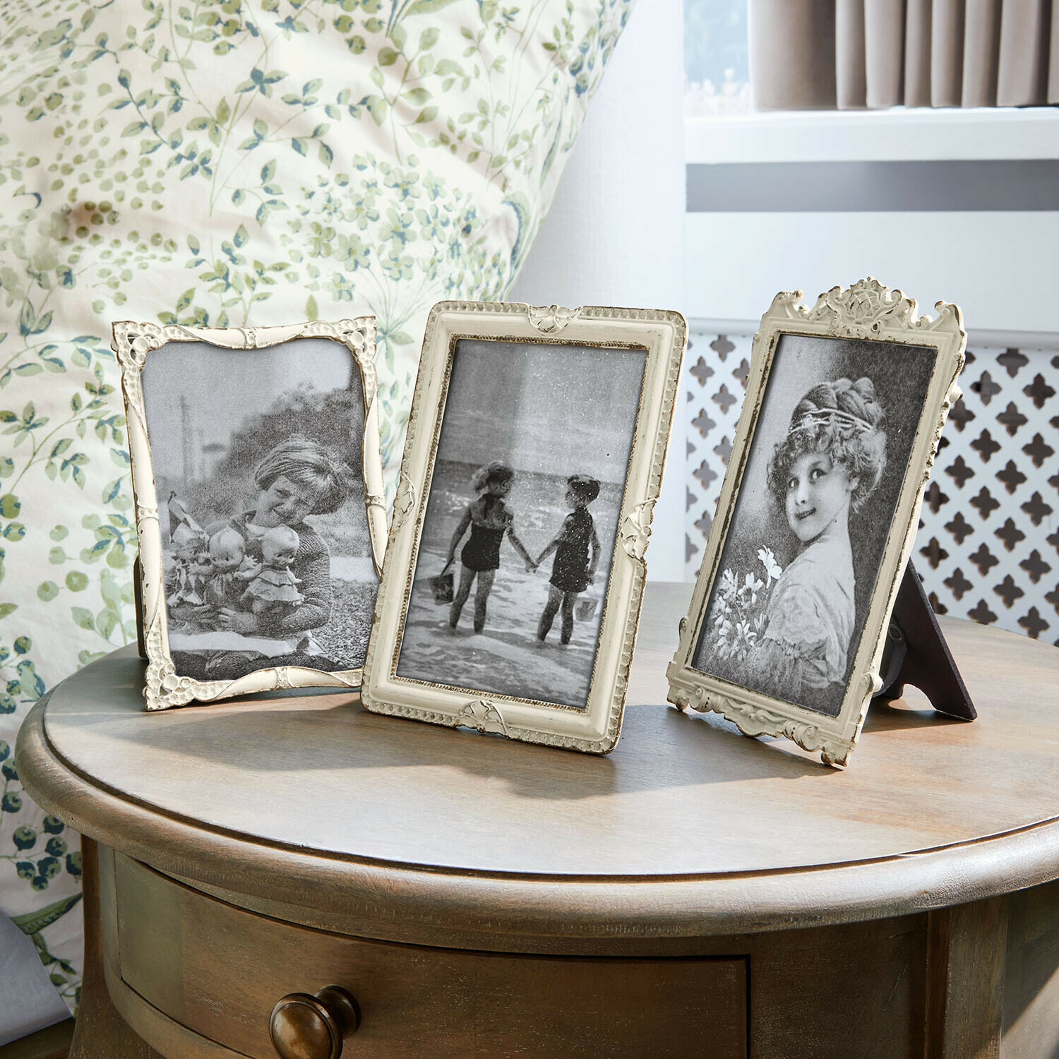 Bilderrahmen 3er Set Jorivex Drei dekorative Vintage-Bilderrahmen auf einem Holztisch in hellem Raum