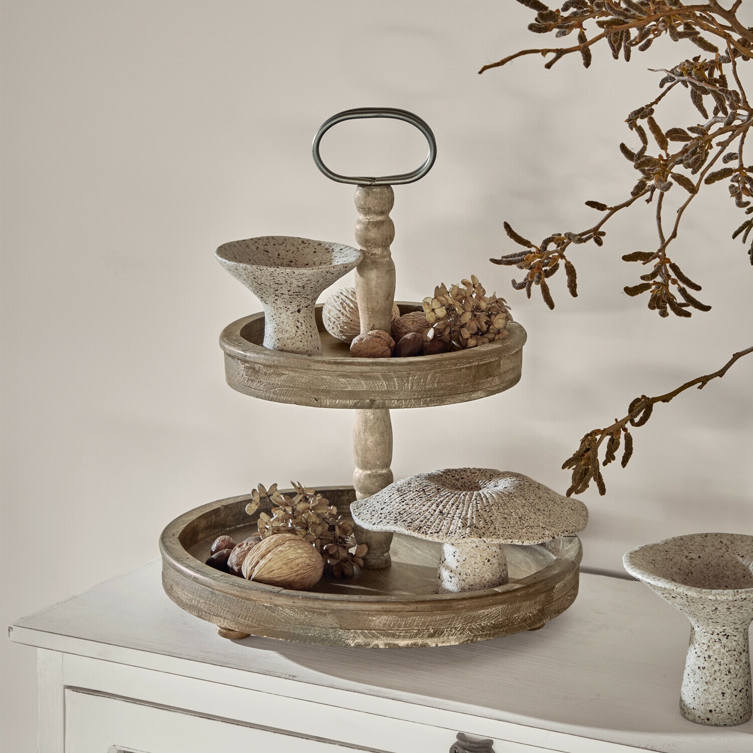 Etagere Amboise Zweistöckige Holzetagere mit Griff, dekoriert mit natürlichen Nüssen und beigen Keramikornamenten