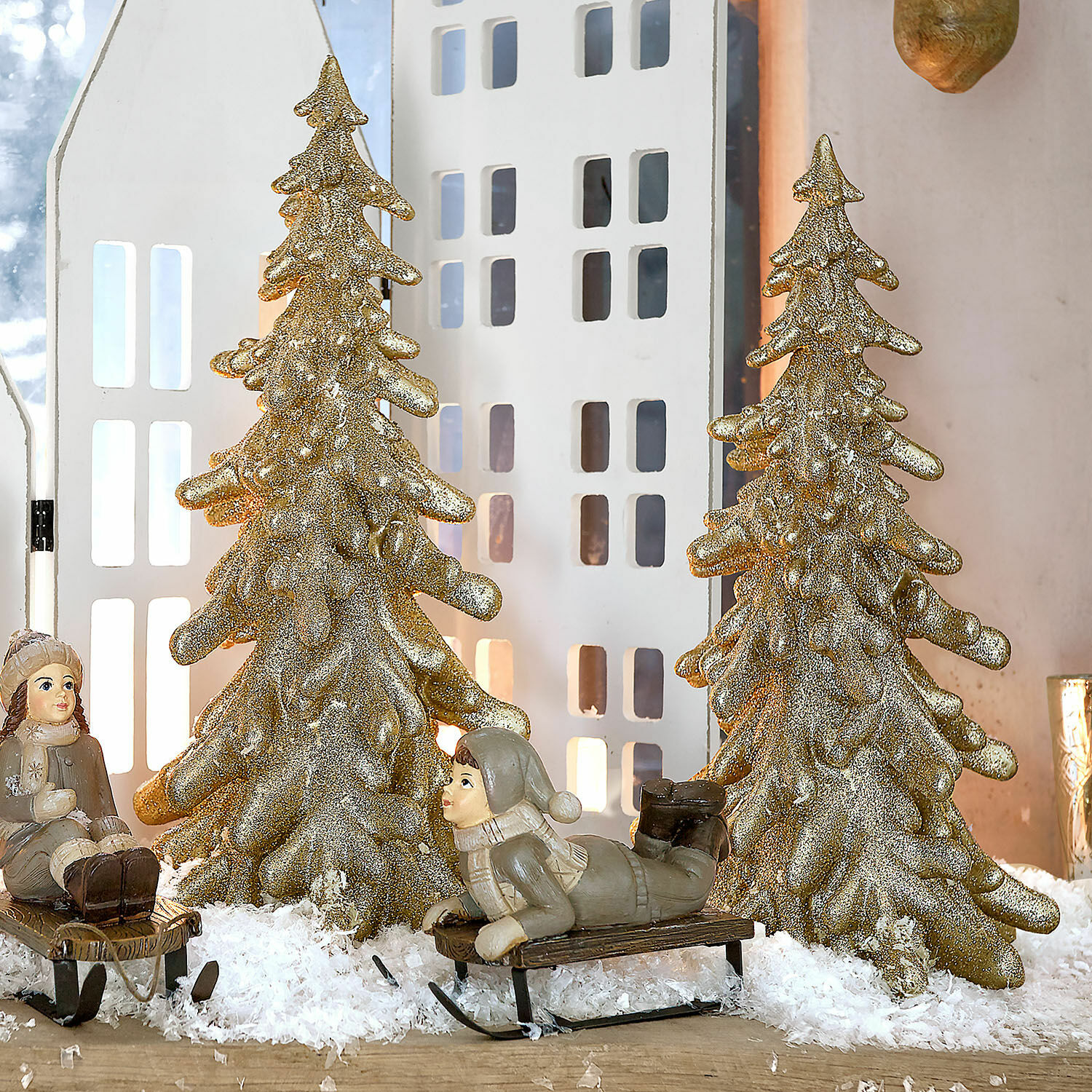 Deko-Baum 2er Set Tolvene Goldene Weihnachtsbaumschmuck mit Kinderfiguren auf Schlitten im Kunstschnee als Tischdekoration