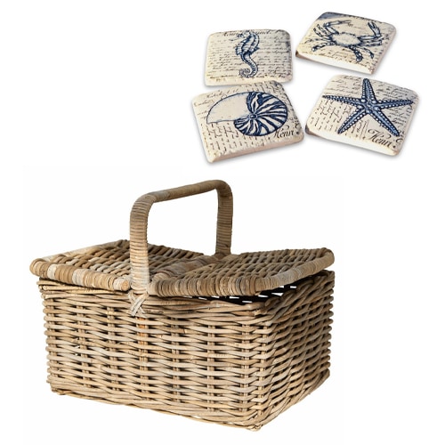 Picknickkorb aus Rattan mit Griff und Keramikuntersetzern mit maritimen Motiven in Beige und Blau