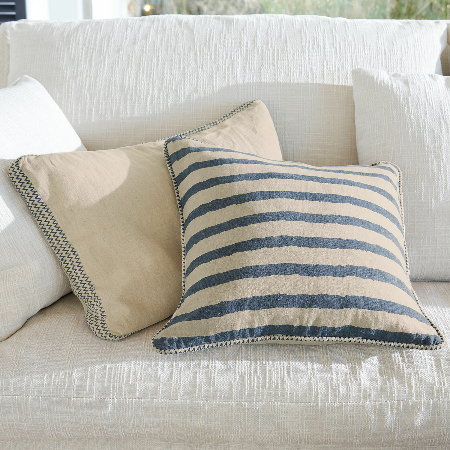 Kissenhülle 2er Set Alarindor Beige und gestreifte Baumwollkissen auf weissem Sofa als dekorative Wohnaccessoires