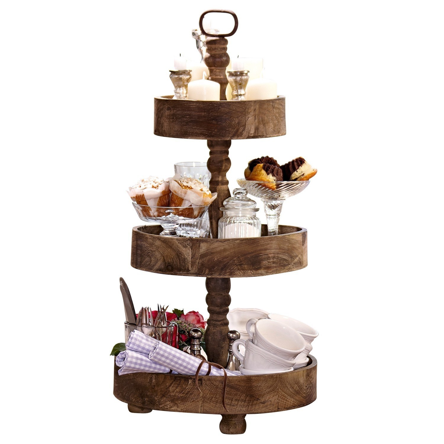 Etagere Beauvais Dreistöckiges Tablett aus braunem Mangoholz mit Tassen, Muffins und Kerzen als Dekoration.
