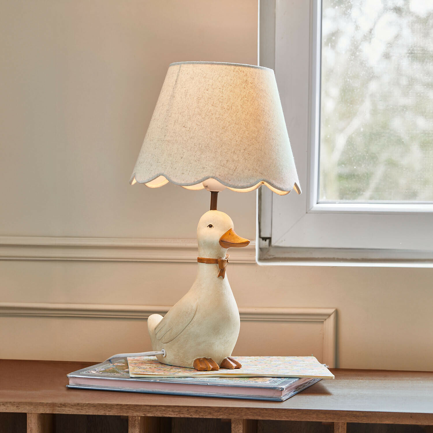 Kindertischlampe Tillyboo Tischlampe mit weisser Entenfigur aus Keramik und beigem Lampenschirm mit welligem Rand