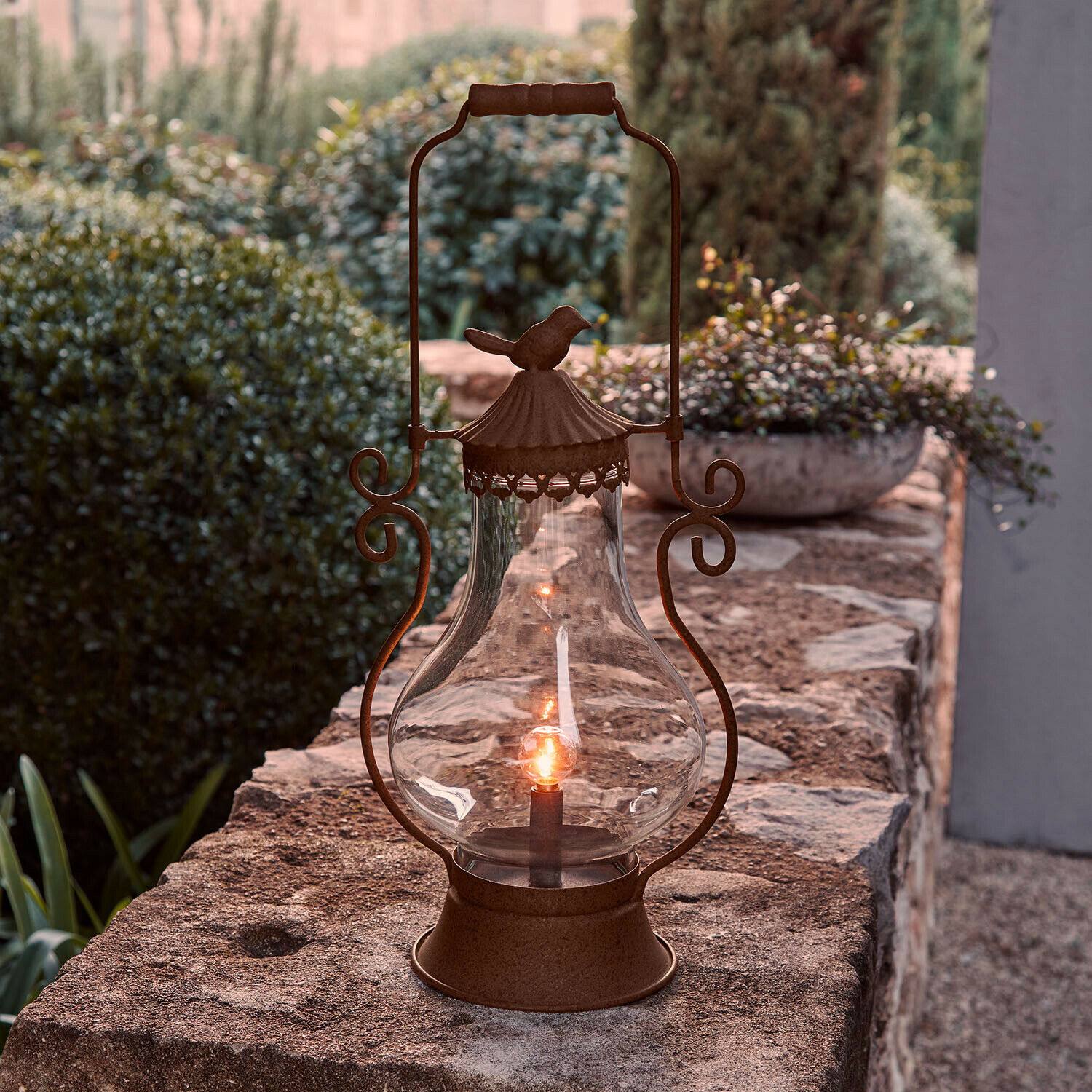 LED-Laterne Brisanne Gartenlaterne aus rostigem Metall mit klarem Glas und Vogeldekor, passend für Terrasse und Garten