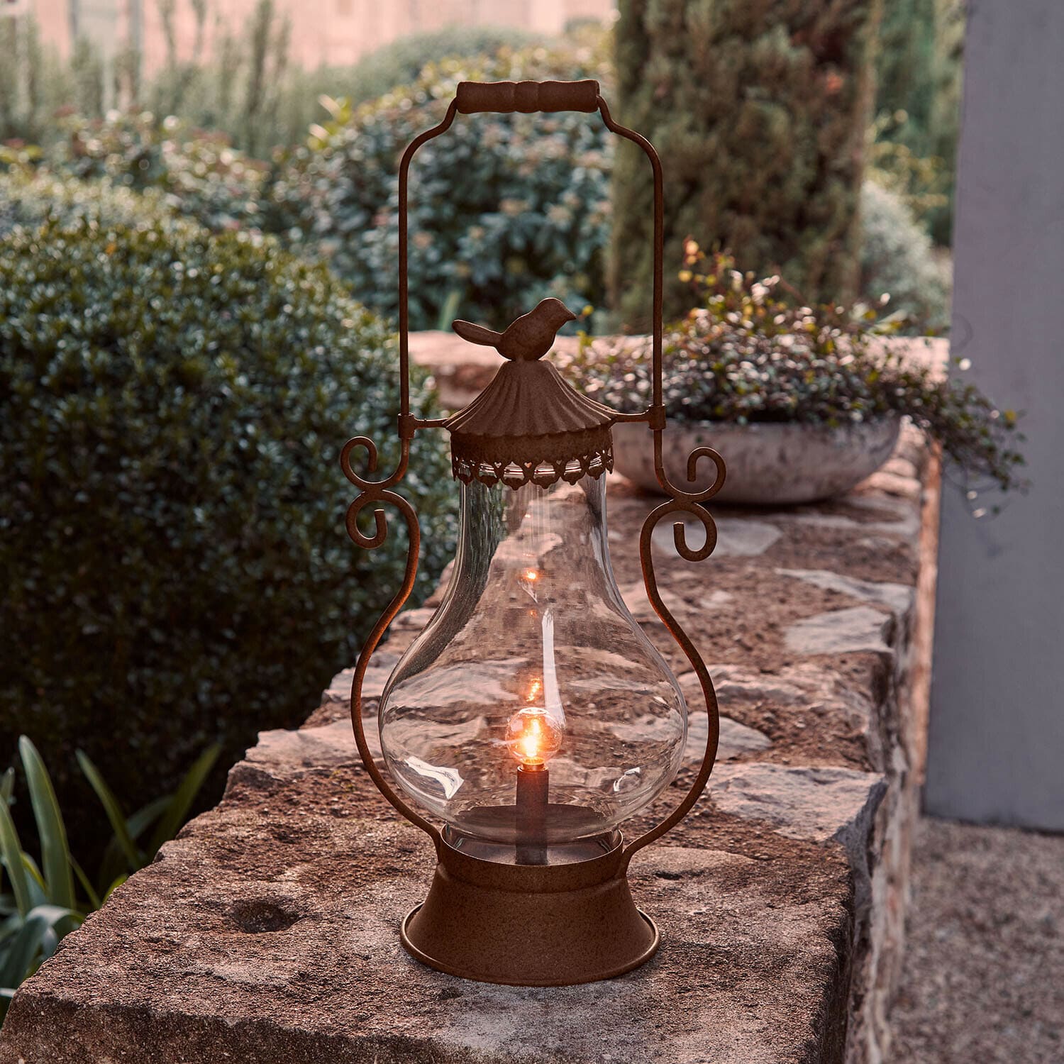 LED-Laterne Brisanne Gartenlaterne aus rostigem Metall mit klarem Glas und Vogeldekor, passend für Terrasse und Garten