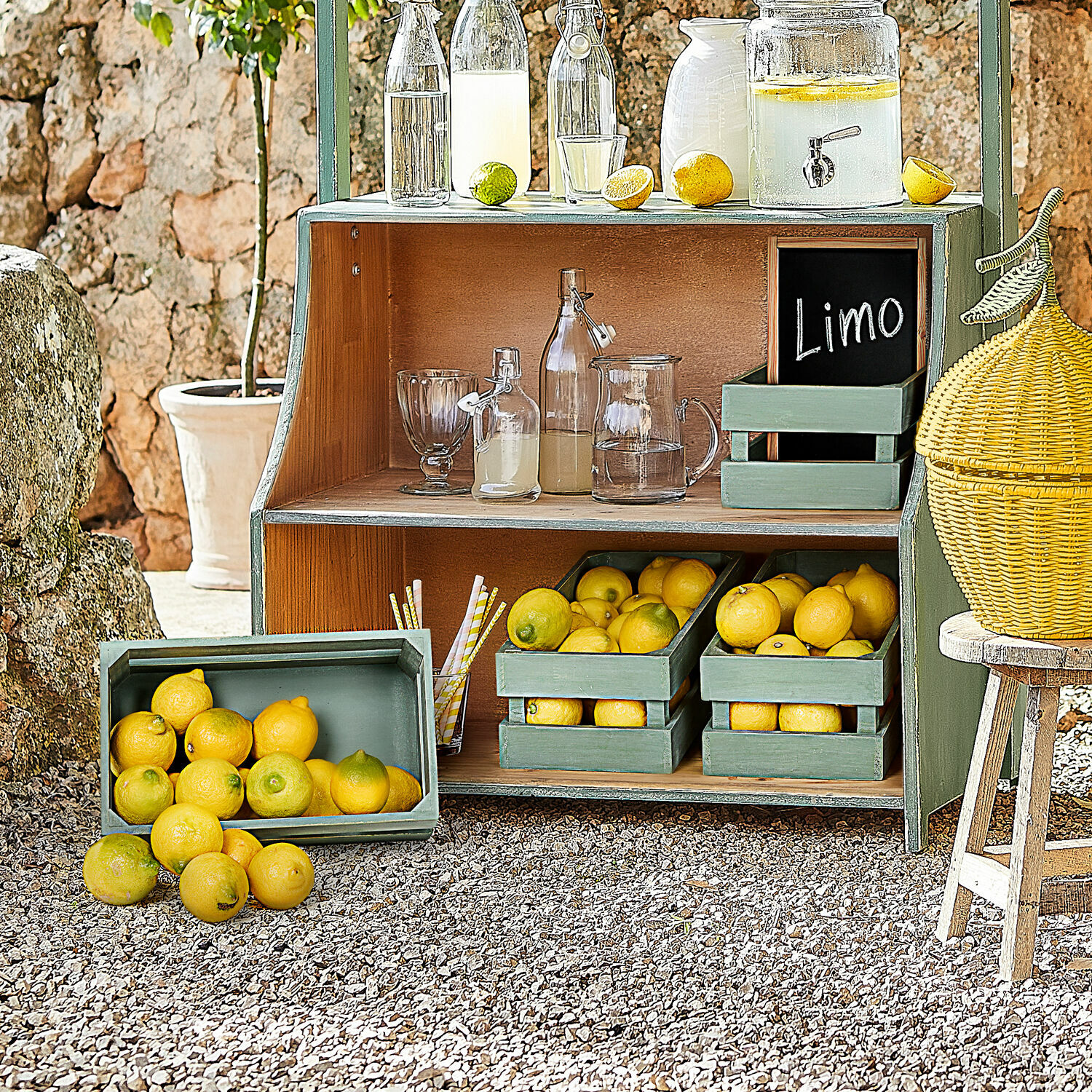 Korb 2er Set Éclairon Grünes Holzregal mit Zitronen und Glasflaschen für Limonade im Aussenbereich
