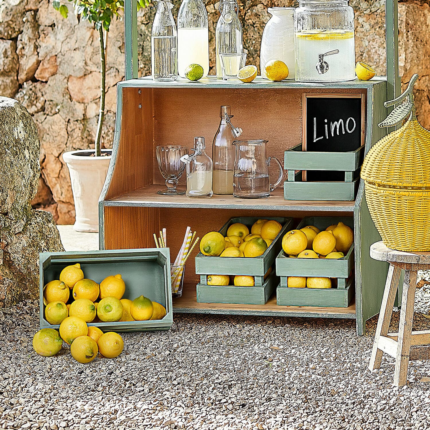 Korb 2er Set Éclairon Grünes Holzregal mit Zitronen und Glasflaschen für Limonade im Aussenbereich