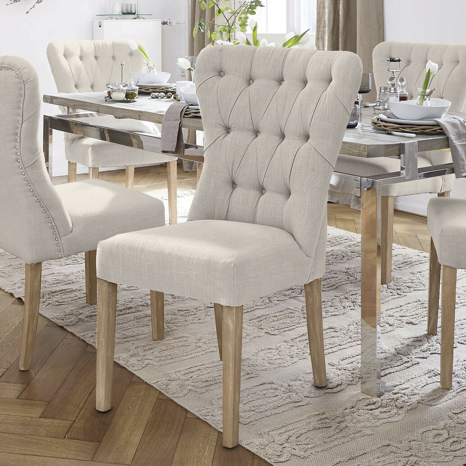 Stuhl Saint-Laurent Beige gepolsterte Stühle mit Holzbeinen an einem hellen Holztisch im Esszimmer