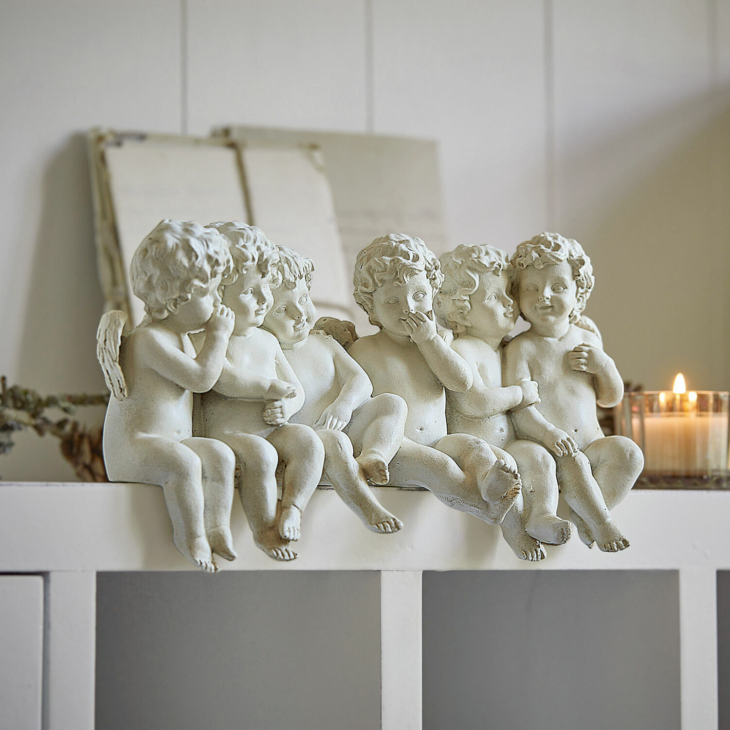 Engel Léon Sechs weisse Engel-Figuren aus Kunststoff auf weissem Regal, dekorative Wohnaccessoires