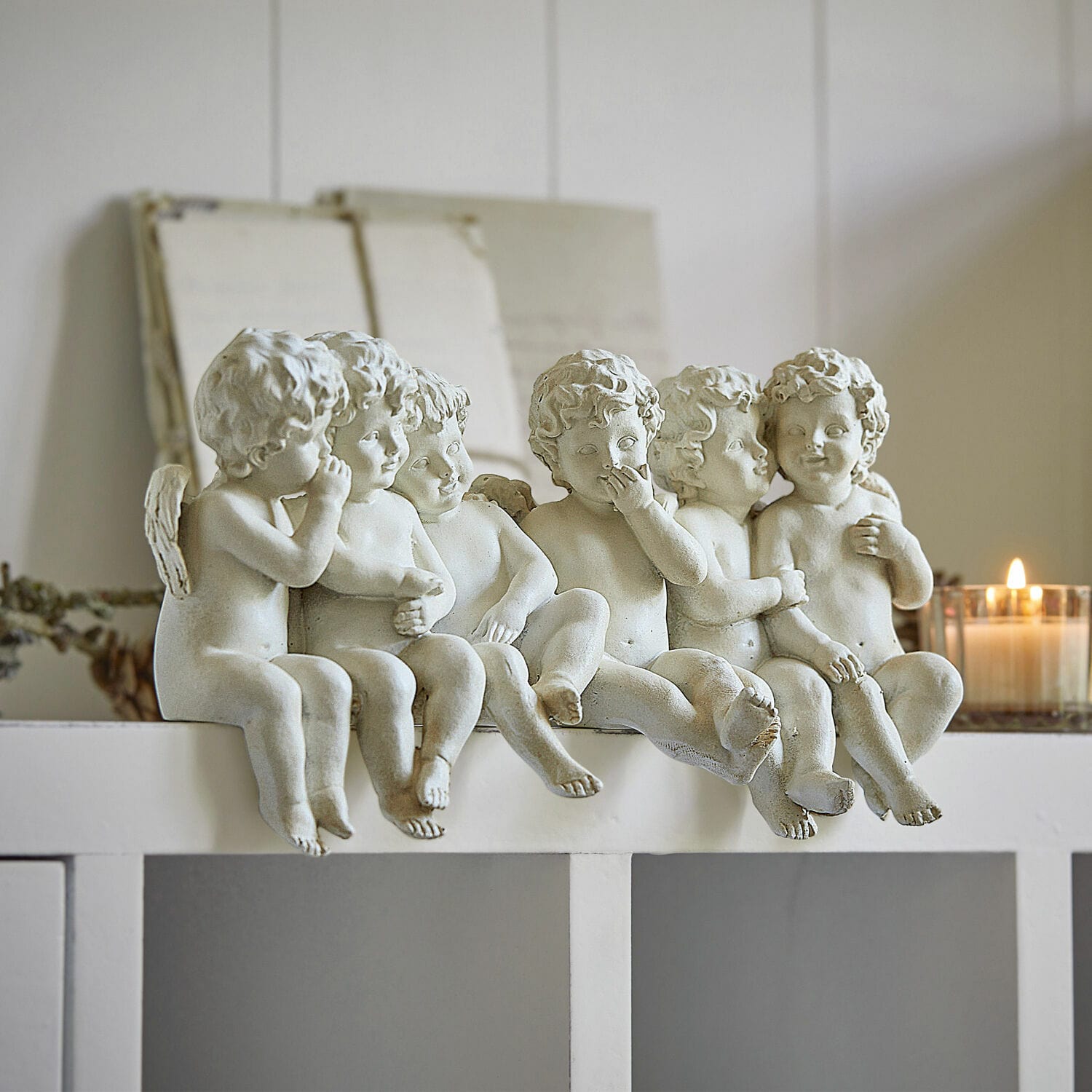 Engel Léon Sechs weisse Engel-Figuren aus Kunststoff auf weissem Regal, dekorative Wohnaccessoires