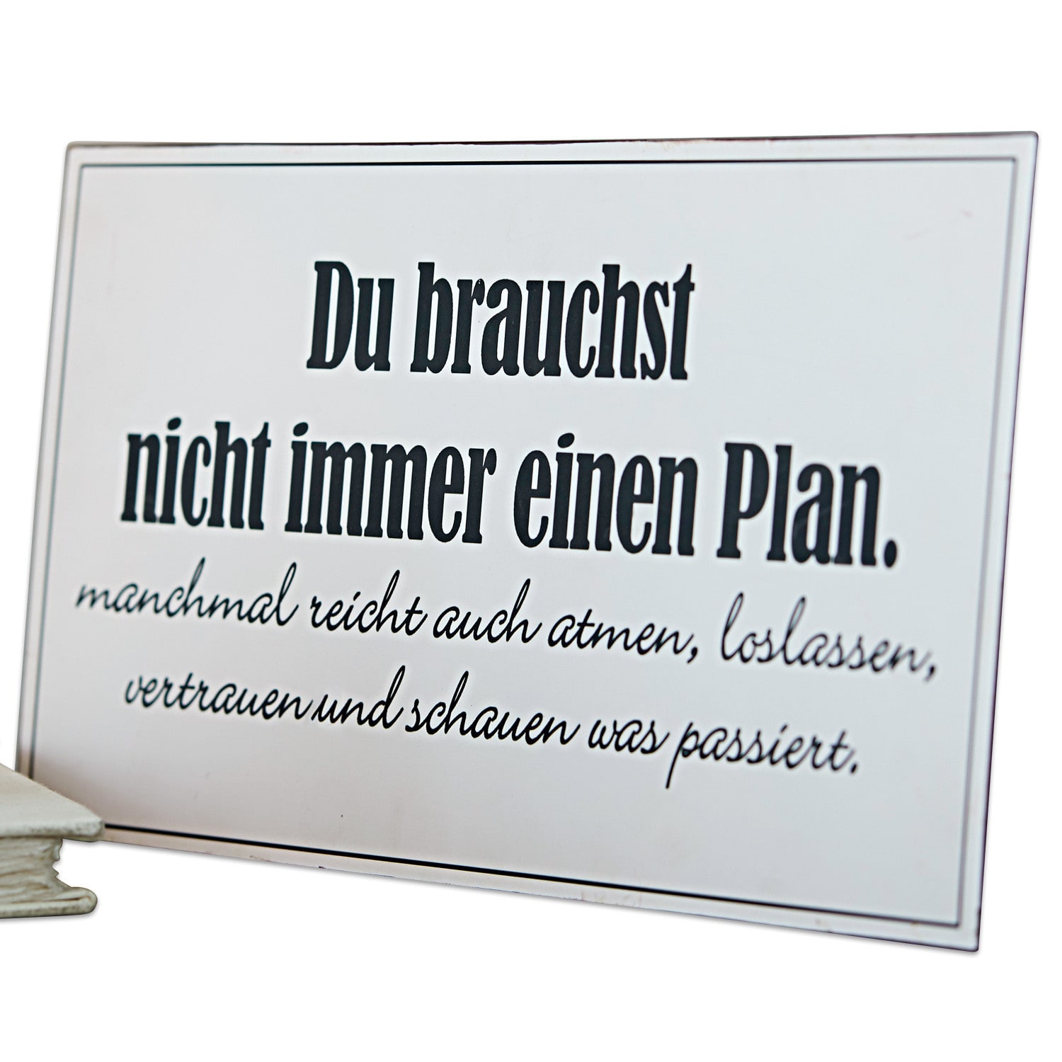 Deko-Schild Plan Weisse Metalltafel mit schwarzem, motivierendem Text über Vertrauen und Loslassen ohne Plan