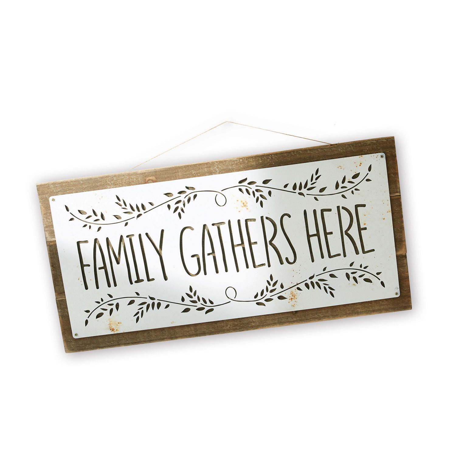 Dekoratives Holzschild mit weissem Metallschild und Schriftzug „Family Gathers Here“ für Zuhause