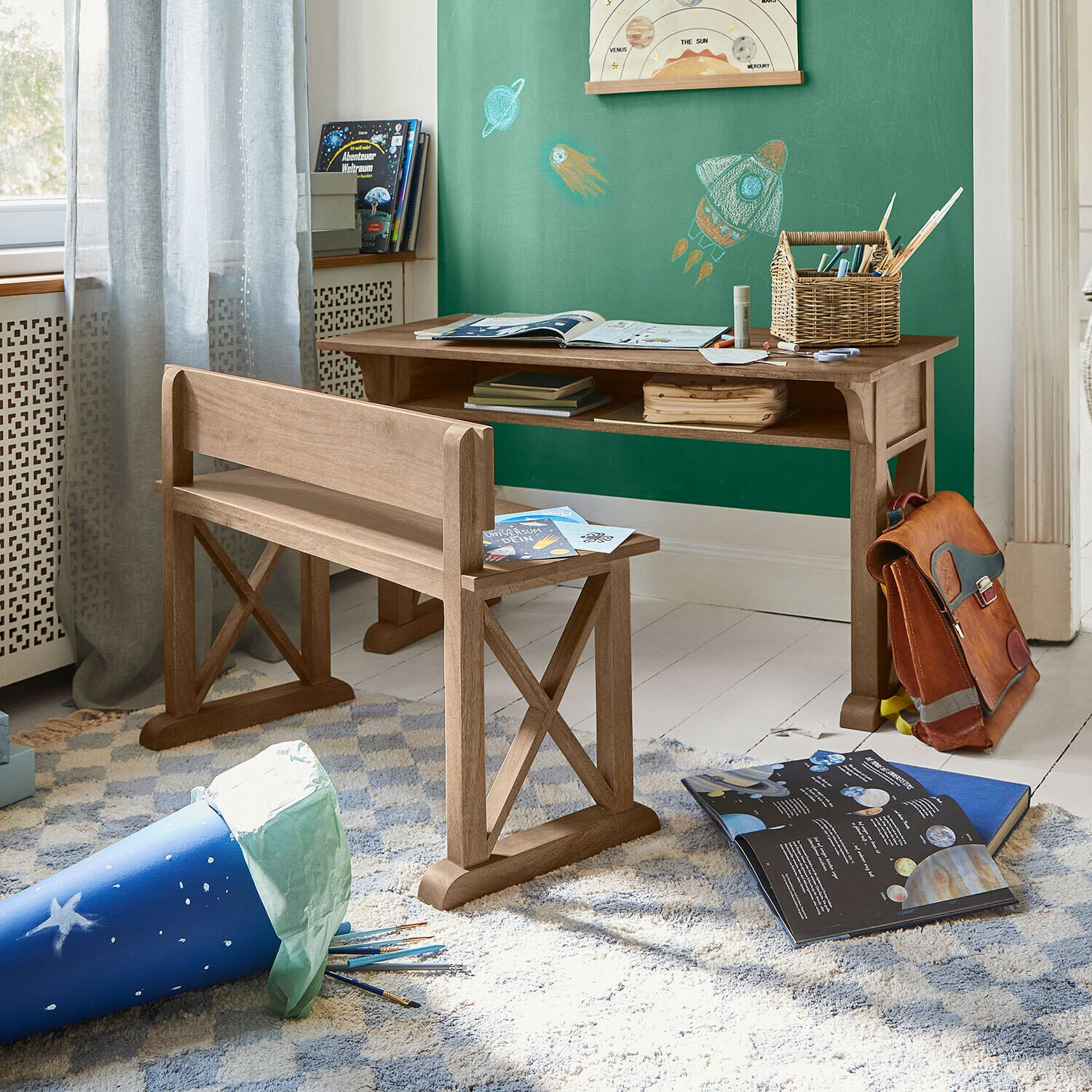 Kinderschulbank Oaklynne Kinderzimmer mit naturfarbenem Holzschreibtisch und Bank, Weltraummotiv an grüner Wand, offene Bücher
