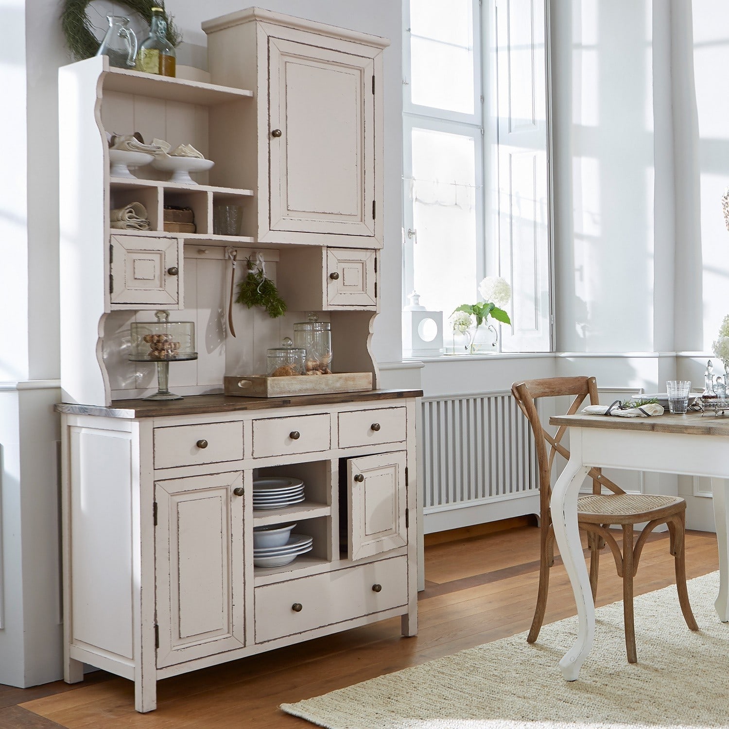 Schrank Peteersham Cremefarbener Holz-Kredenz mit Schubladen und Regalen im Vintage-Stil fürs Esszimmer