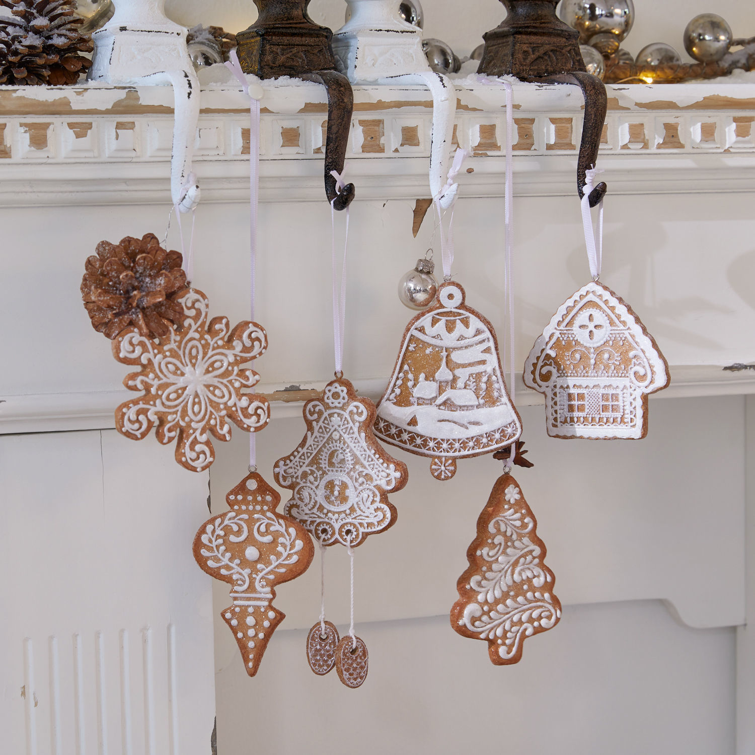Anhänger 6er Set Anyama Set aus Lebkuchen-Weihnachtsanhängern mit weisser Glasur an Haken am Kamin, festliche Dekorationen