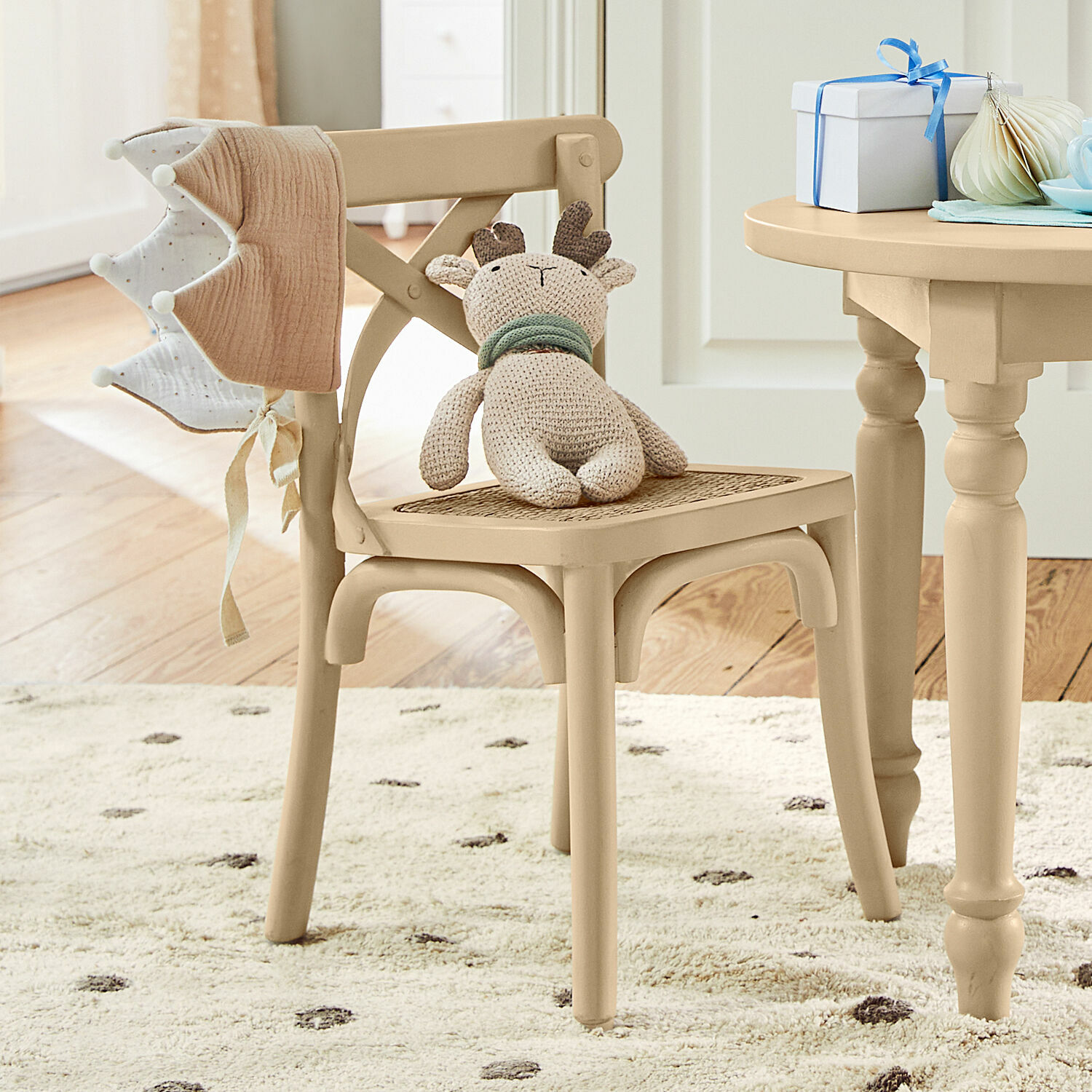 Kinderstuhl Sourila Beiger Holzstuhl mit geflochtenem Sitz und gestricktem Rentier-Plüschtier im Kinderzimmer