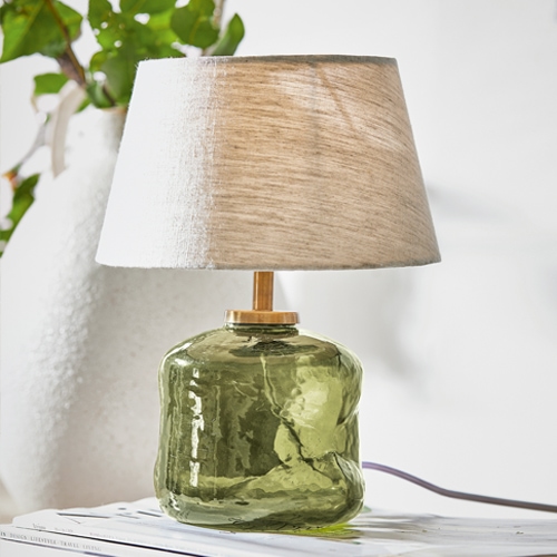 Tischlampe aus grünem Glas mit beigem Lampenschirm, dekorative Wohnzimmerlampe