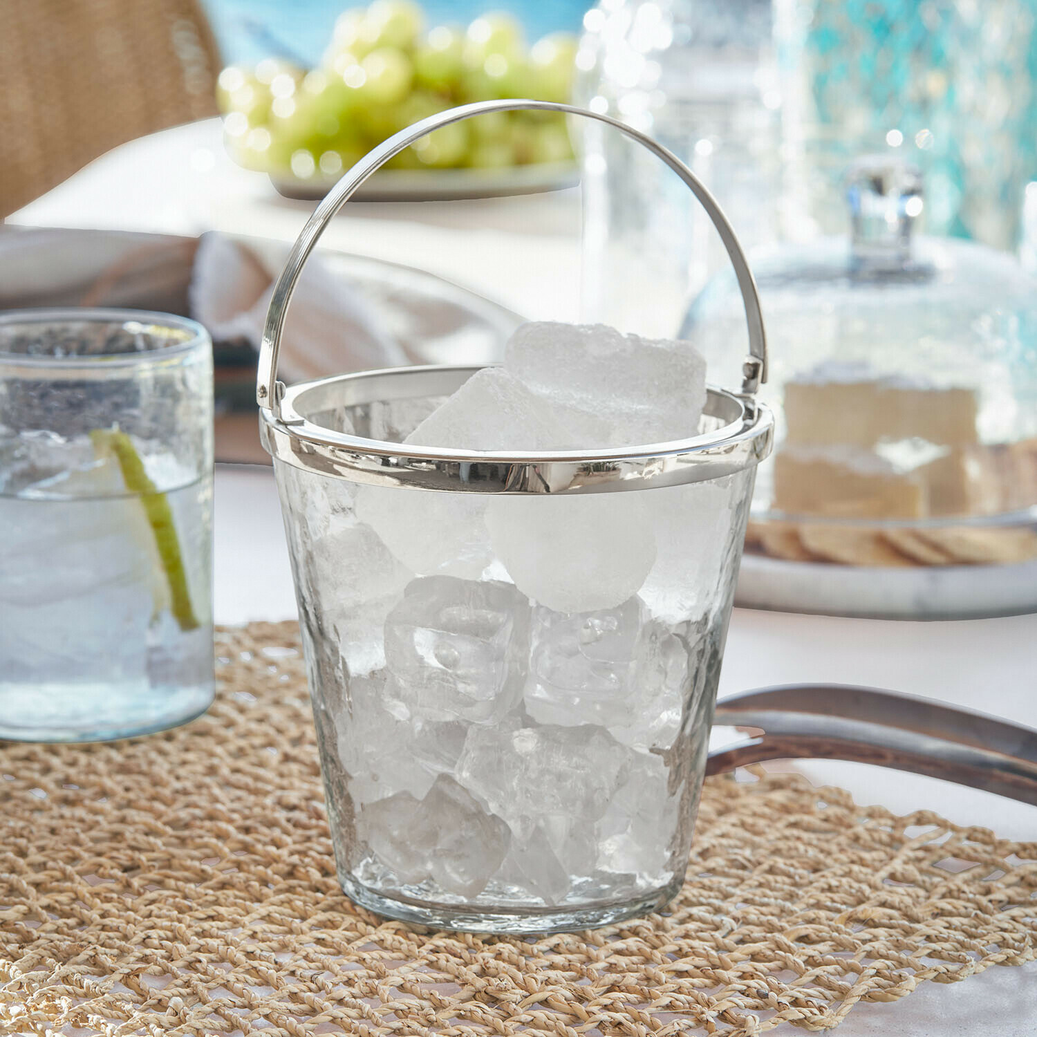 Eiskübel Cressford Glas-Eiseimer mit Metallgriff auf Tisch, ideal zum Servieren von Getränken mit Eiswürfeln