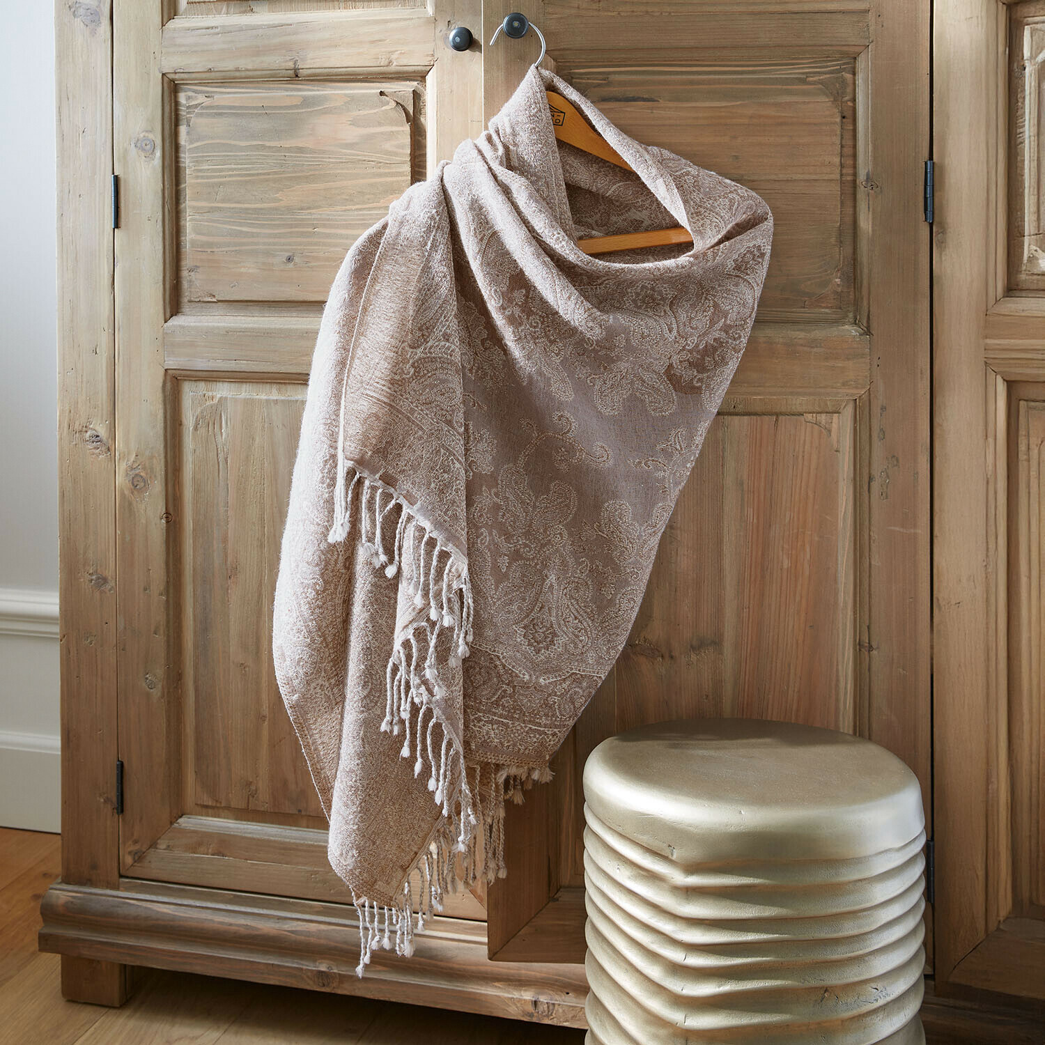 Schal Rahmira Beiger Schal mit Paisley-Muster und Fransen an Holzschrank, weiches Material, dekoratives Accessoire