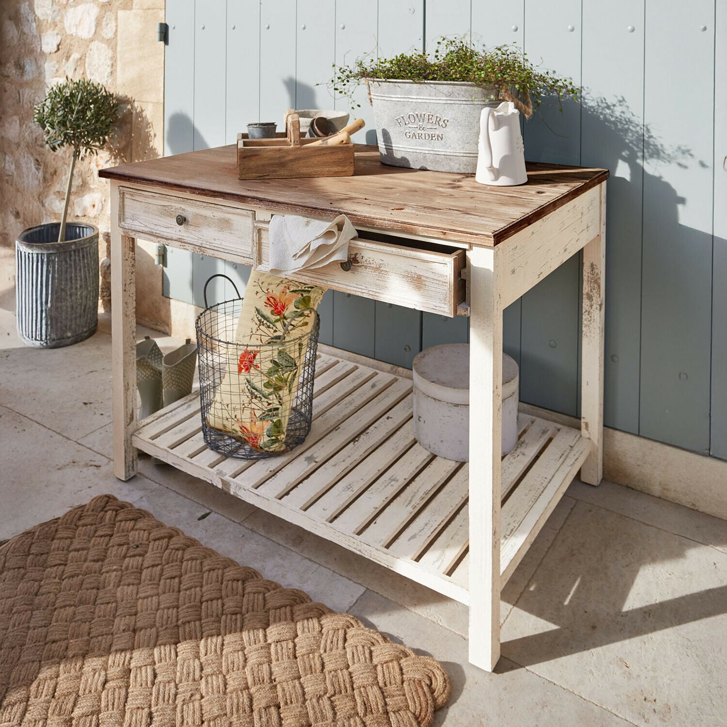 Pflanztisch Mairoux Rustikaler Holztisch in Weiss mit brauner Tischplatte, Schublade und Ablage für Garten