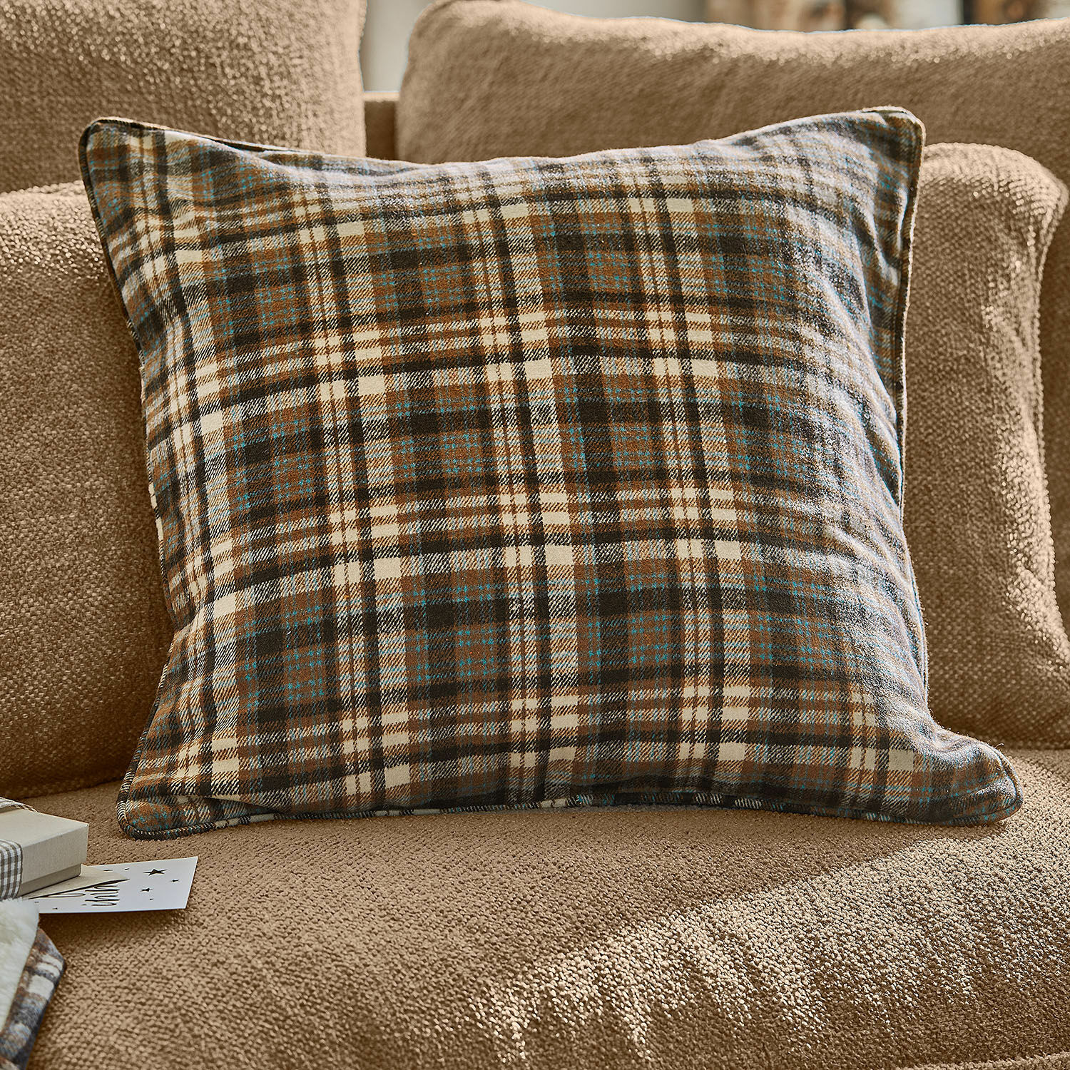 Kissenhülle Celestria Braun-cremefarbenes Karo-Kissen aus weichem Material auf beigenem Sofa, gemütliche Wohnraumdekoration