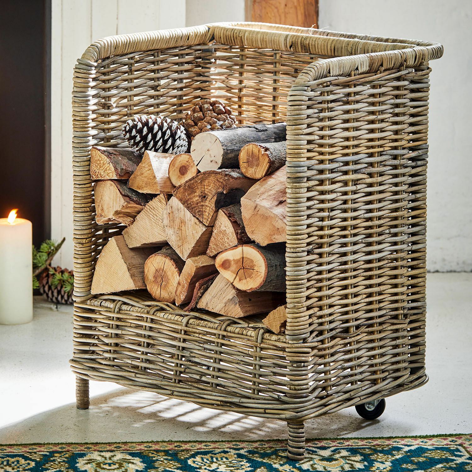 Feuerholzkorb Xabier Rattankorb in Naturfarbe auf Rollen, ideal zur Aufbewahrung von Kaminholz im Innenbereich