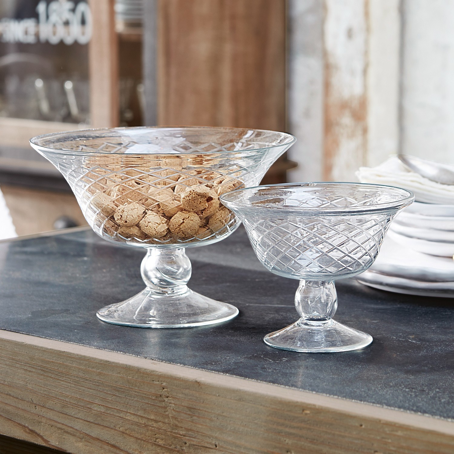 Schalen 2er Set Kadence Transparente Glasschalen auf Fuss mit dekorativem Muster, ideal für Aufbewahrung und Dekoration