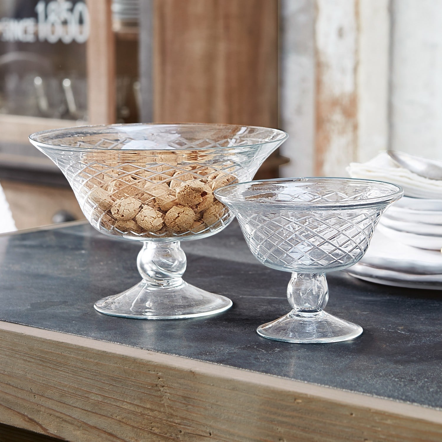 Schalen 2er Set Kadence Transparente Glasschalen auf Fuss mit dekorativem Muster, ideal für Aufbewahrung und Dekoration