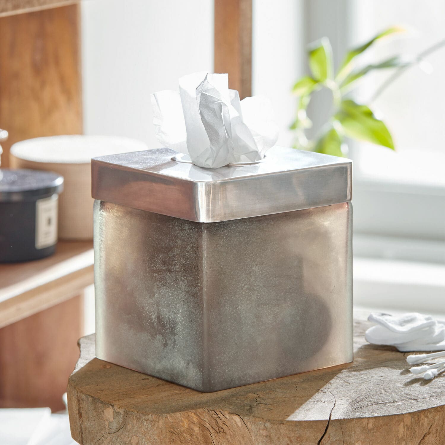Taschentuchbox Celline Quadratische Taschentuchbox aus gebürstetem silbernem Metall auf Holzunterlage