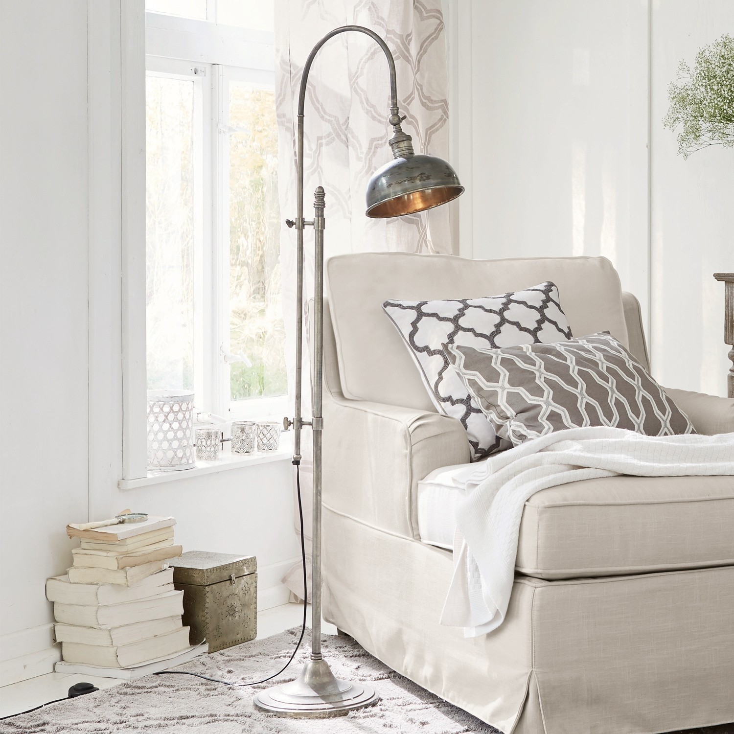 Stehlampe Conway Metall-Stehlampe im Vintage-Stil neben beigem Sofa mit Kissen und Decke im hellen Wohnzimmer
