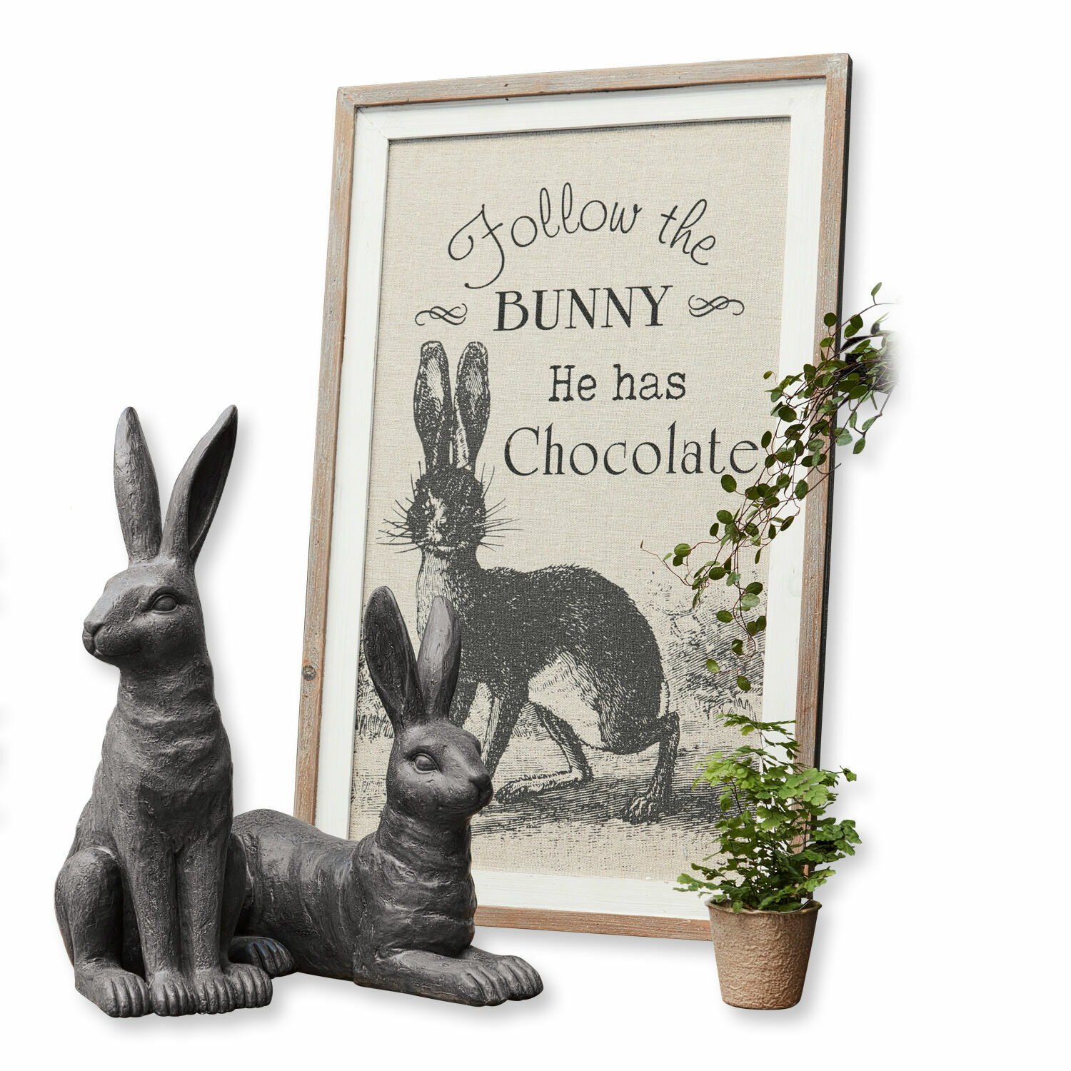 Dekoboard Chocolate Graue Hasenfiguren aus Dekorationsmaterial mit Rahmen und Schriftzug über Hasen und Schokolade