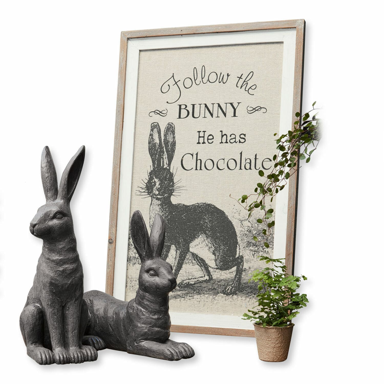 Dekoboard Chocolate Graue Hasenfiguren aus Dekorationsmaterial mit Rahmen und Schriftzug über Hasen und Schokolade