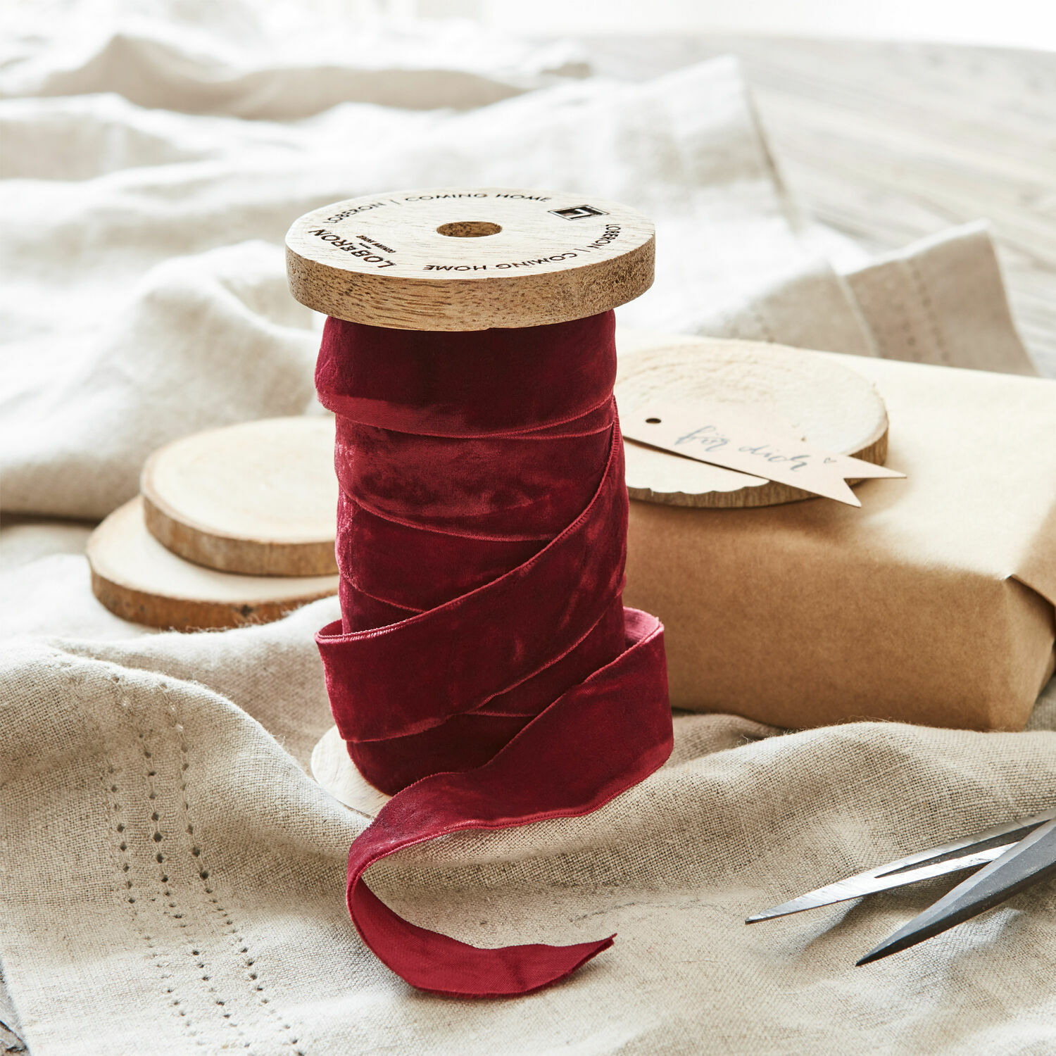 Samtband Andaris Rotes Samtband auf Holzspule zum Dekorieren und Geschenkeverpacken