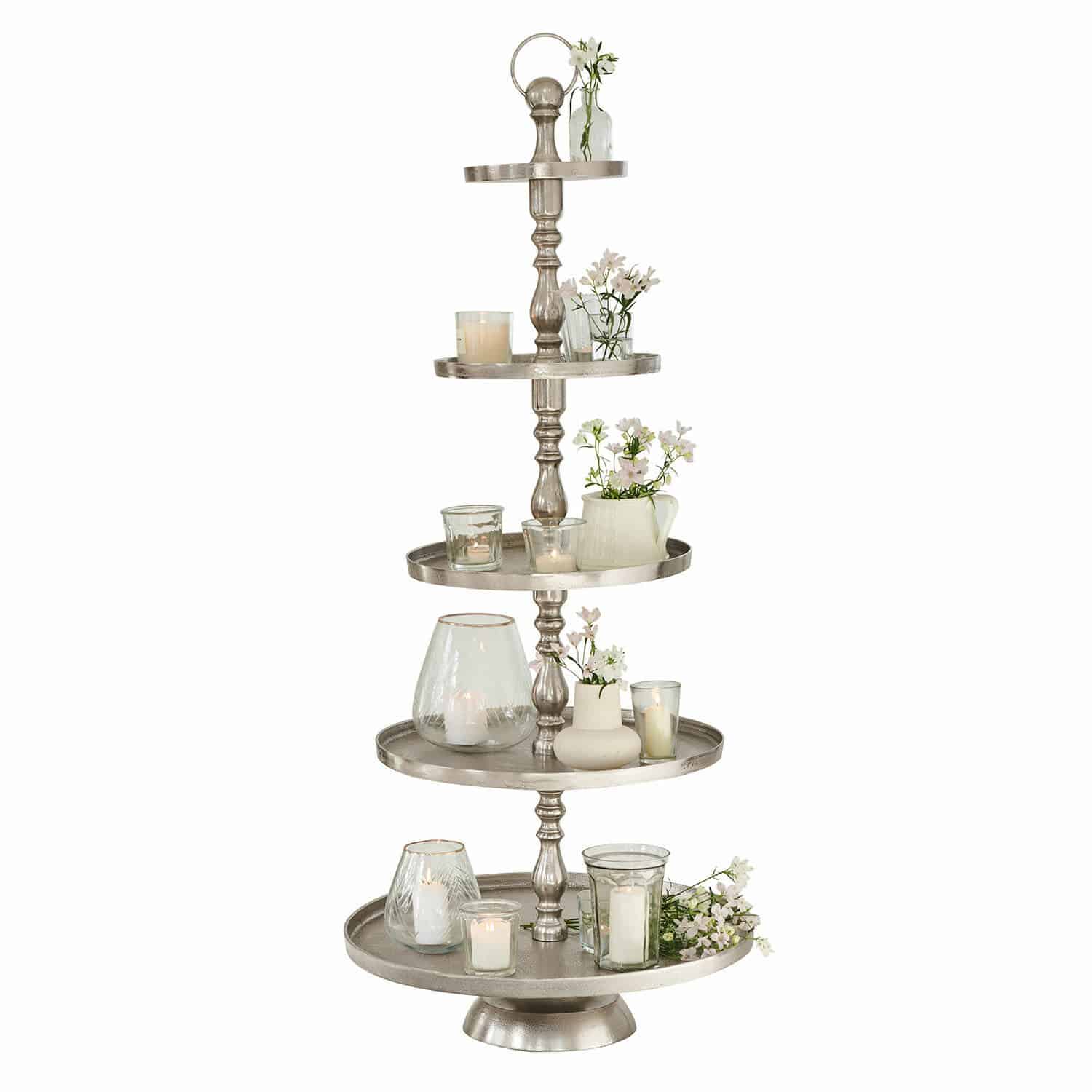 Etagere Magonie Fünfstöckige silberne Metall-Etagere mit Kerzen und weissen Blumen als Dekoration
