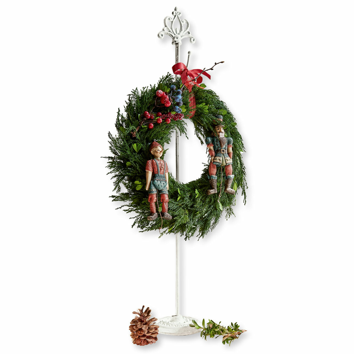 Kranzständer Irulan Weihnachtskranz aus grünen Zweigen mit roten und blauen Beeren, Holzfiguren, auf weissem Ständer