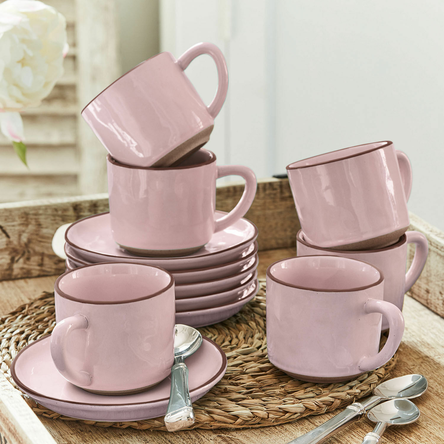 Tasse mit Untertasse 6er Set Biarré Set aus rosa Keramiktassen und Untertassen mit braunem Rand auf geflochtenem Tischuntersetzer