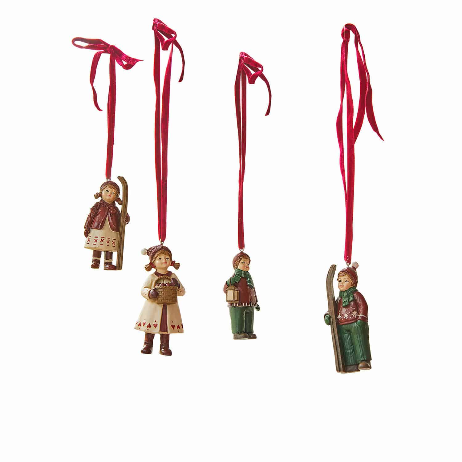 Anhänger 4er Set Helgelund Set mit vier Weihnachtsanhängern mit Kinderfiguren in Winterkleidung an roten Bändern zum Aufhängen