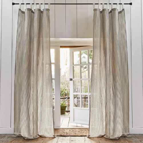 Beige Vorhänge mit feinen Streifen aus Naturmaterial, stilvolle Fensterdekoration im Wohnbereich.