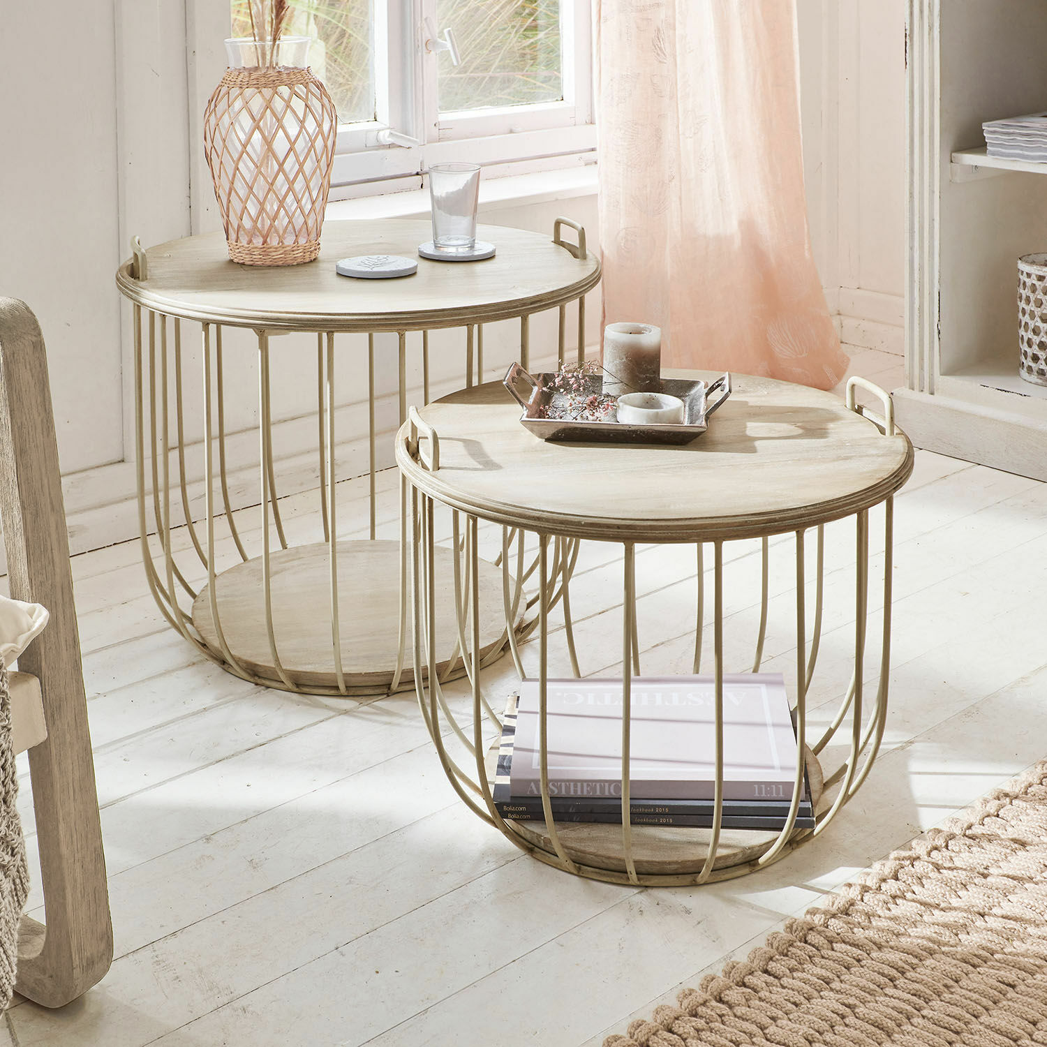 Couchtisch 2er Set Lawson Zwei runde Beistelltische aus hellem Holz und beigem Metallgestell für das Wohnzimmer