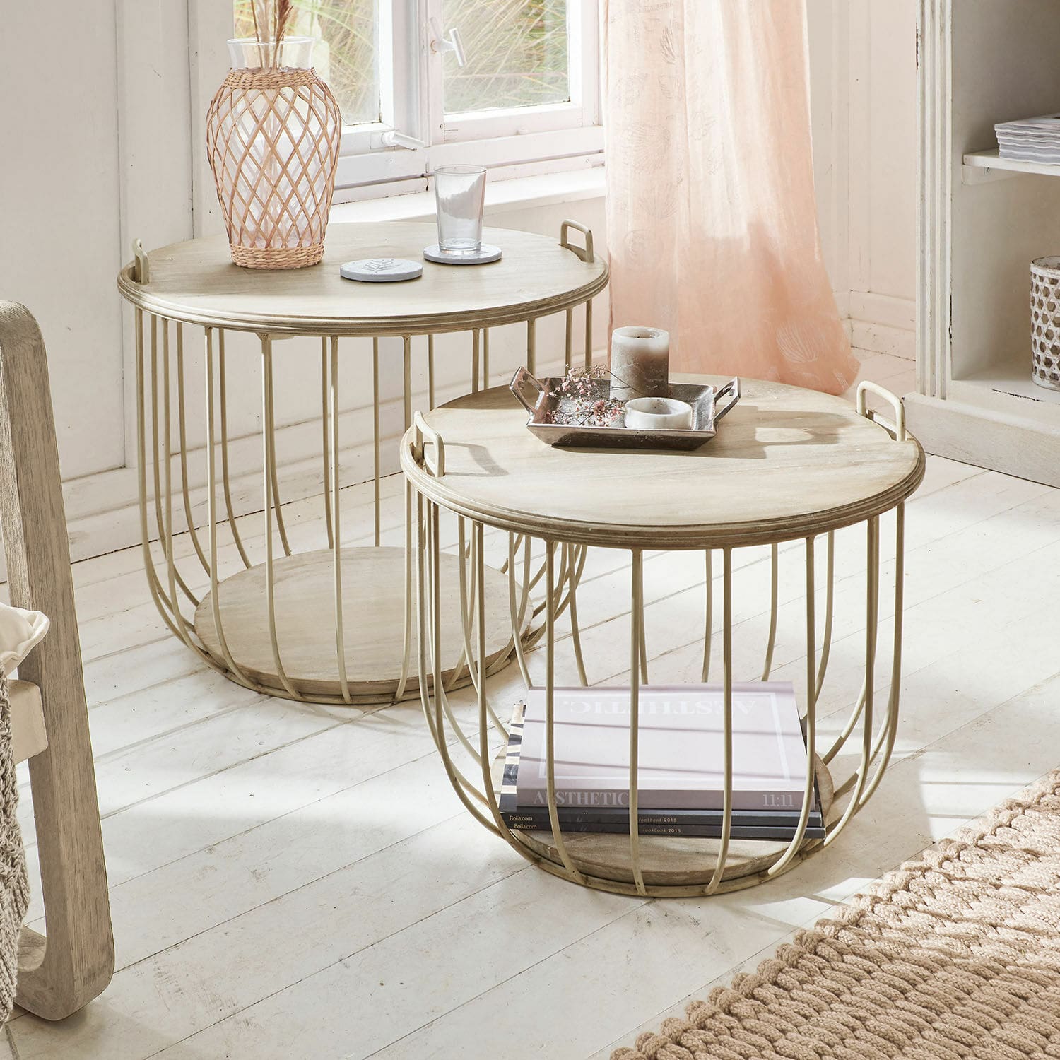 Couchtisch 2er Set Lawson Zwei runde Beistelltische aus hellem Holz und beigem Metallgestell für das Wohnzimmer