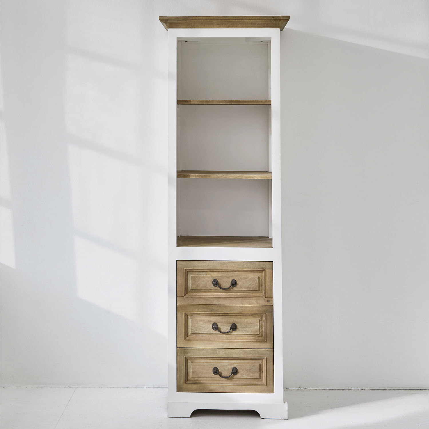 Schrank Degarmo Hoher weisser Holzschrank mit drei Schubladen und naturfarbenen Holzregalen