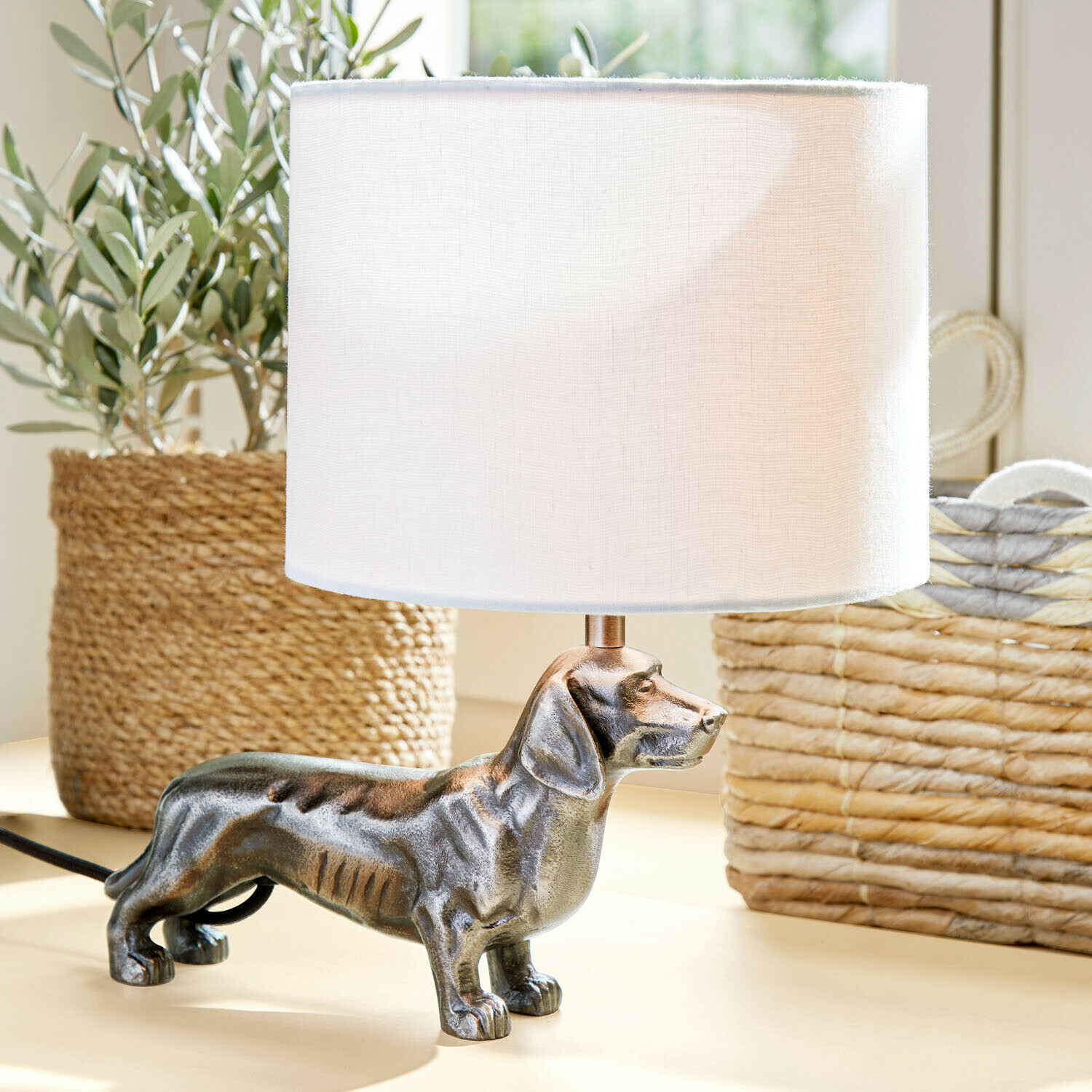 Tischlampe Wendrel Tischlampe mit weissem Lampenschirm und metallischem Dackel-Fuss, dekorative Wohnraumbeleuchtung
