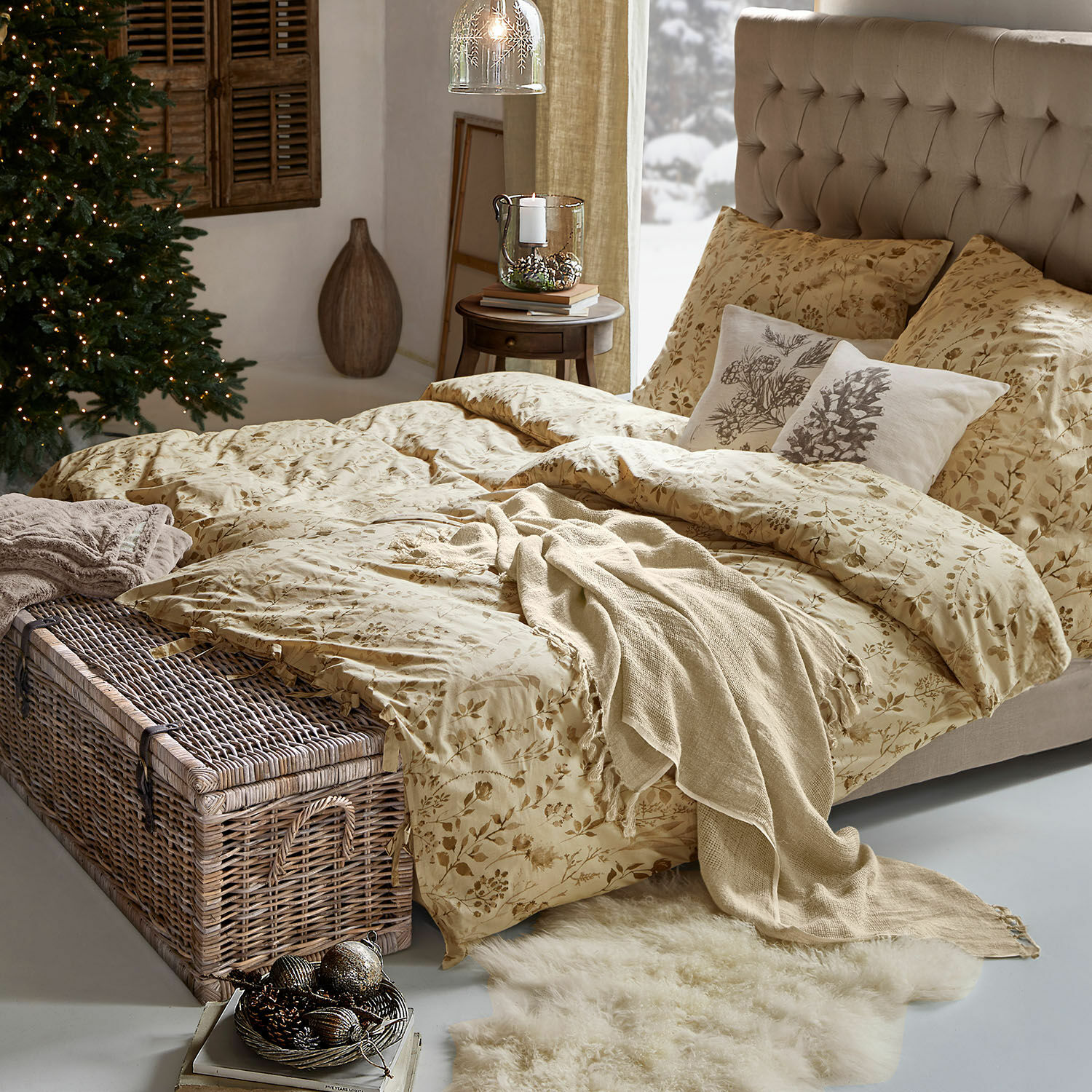 Bettwäsche Maraviglio Beige Bettwäsche mit floralem Muster auf Bett mit gepolstertem Kopfteil in gemütlichem Zimmer