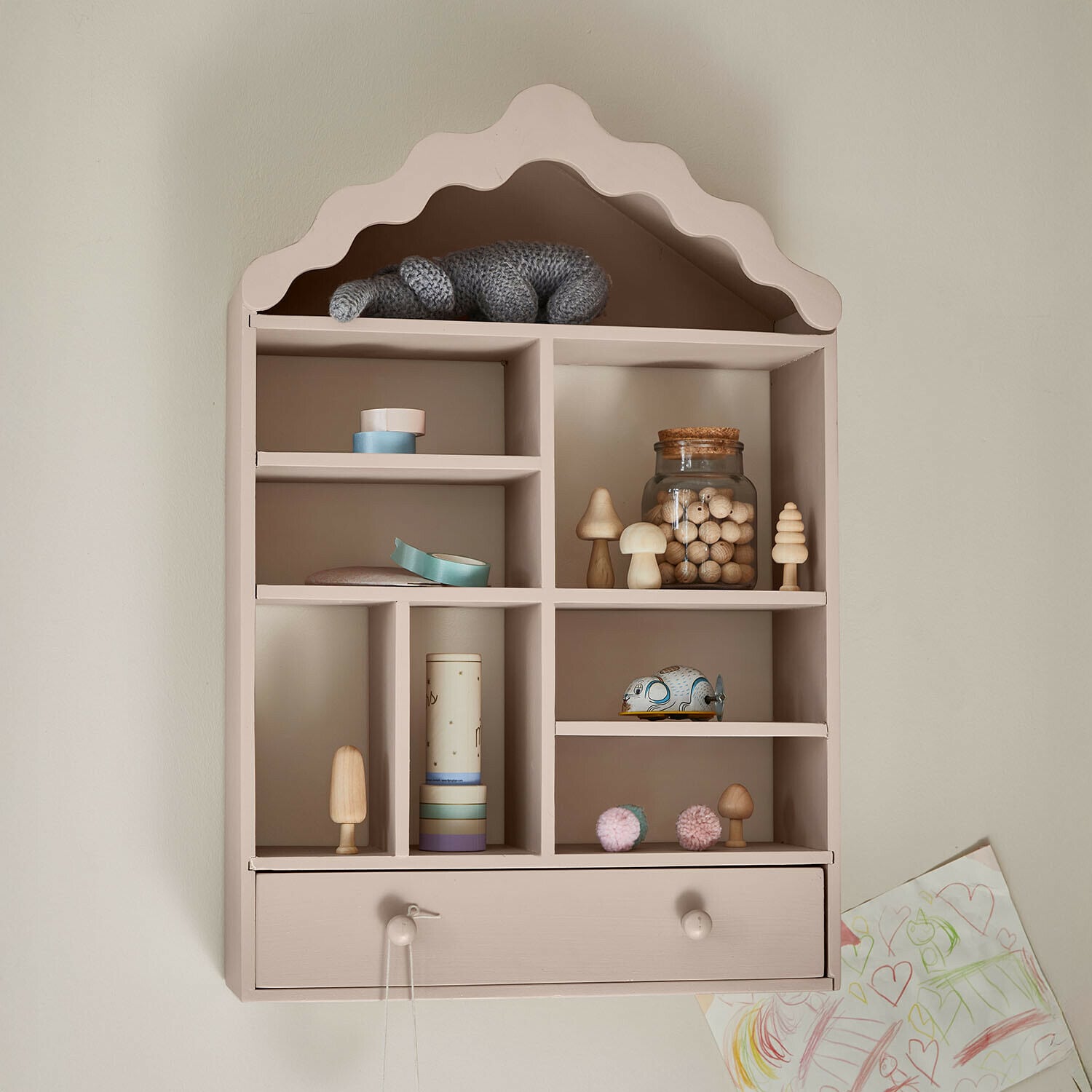 Kinderwandregal Minnora Beige Holz-Wandregal in Hausform mit Dekorationen und Schublade, Aufbewahrung fürs Kinderzimmer