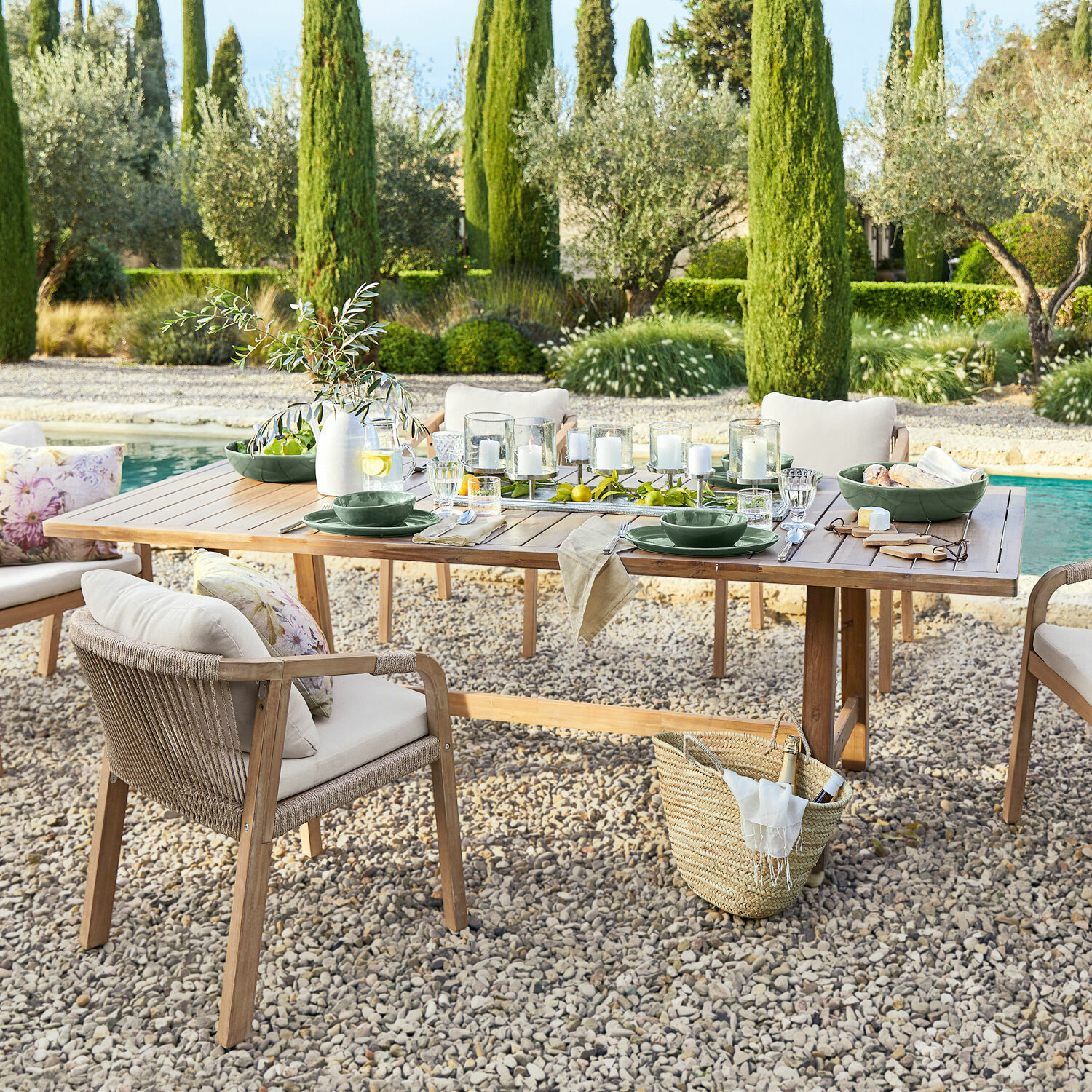 Tisch FSC®-100% Kennedy Gartenmöbel-Set mit Holztisch und beigen Stühlen auf Kieselstein-Terrasse neben dem Pool