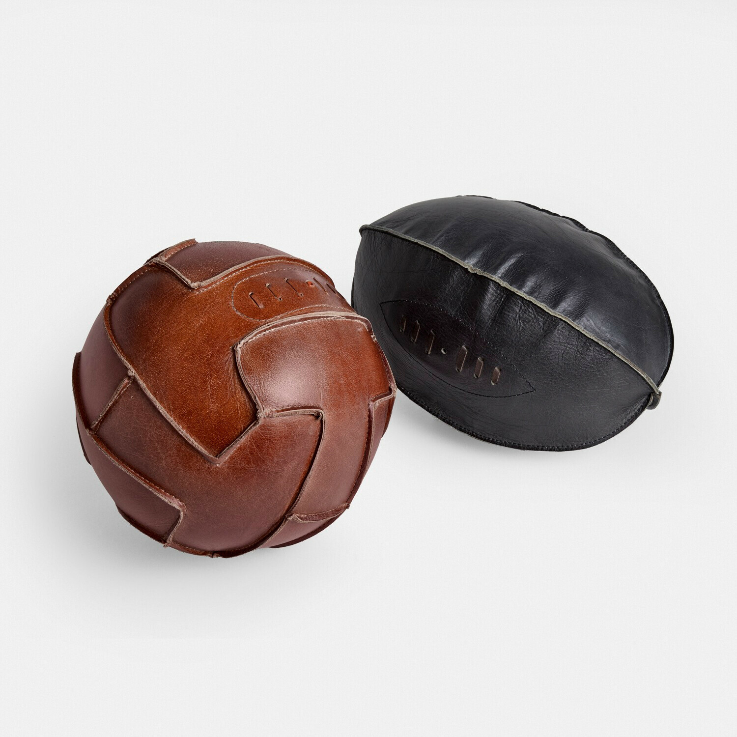 Deko-Ball 2er Set Awanian Zwei Retro-Sportbälle aus braunem und schwarzem Leder, klassische Vintage-Bälle